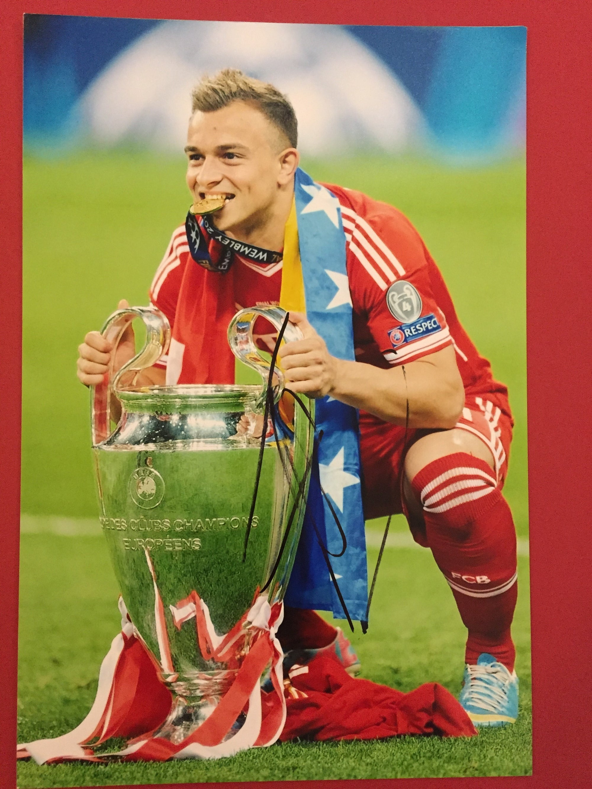 BAYERN MUNCHEN - XHERDAN SHAQIRI - SIGNERT BILDE MED EKTEHETSBEVIS/COA