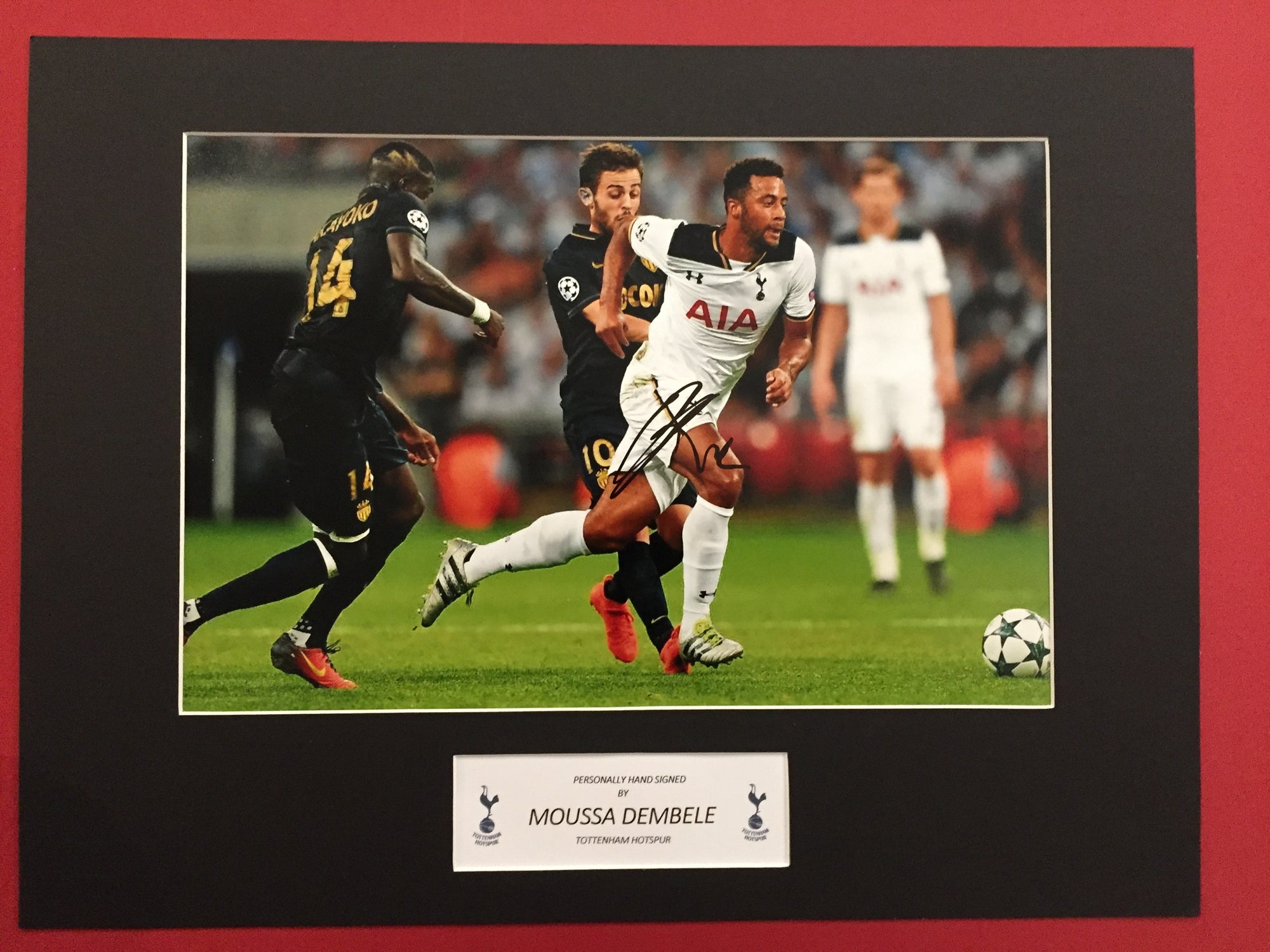 MOUSA DEMBELE - SIGNERT BILDE MED EKTEHETSGARANTI/COA