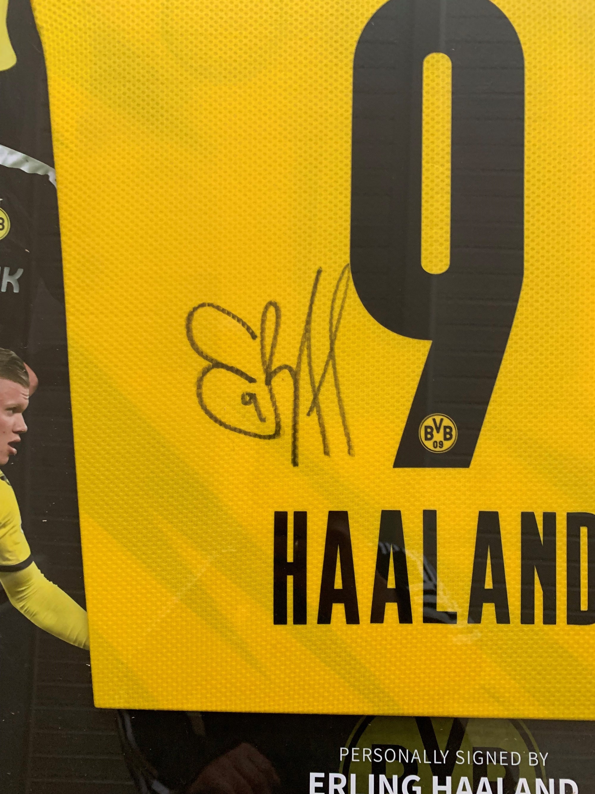 ERLING BRAUT HAALAND - SIGNERT FERDIG INNRAMMET DRAKT I "ART-FRAME" DRAKT MED EKTEHETSBEVIS/COA