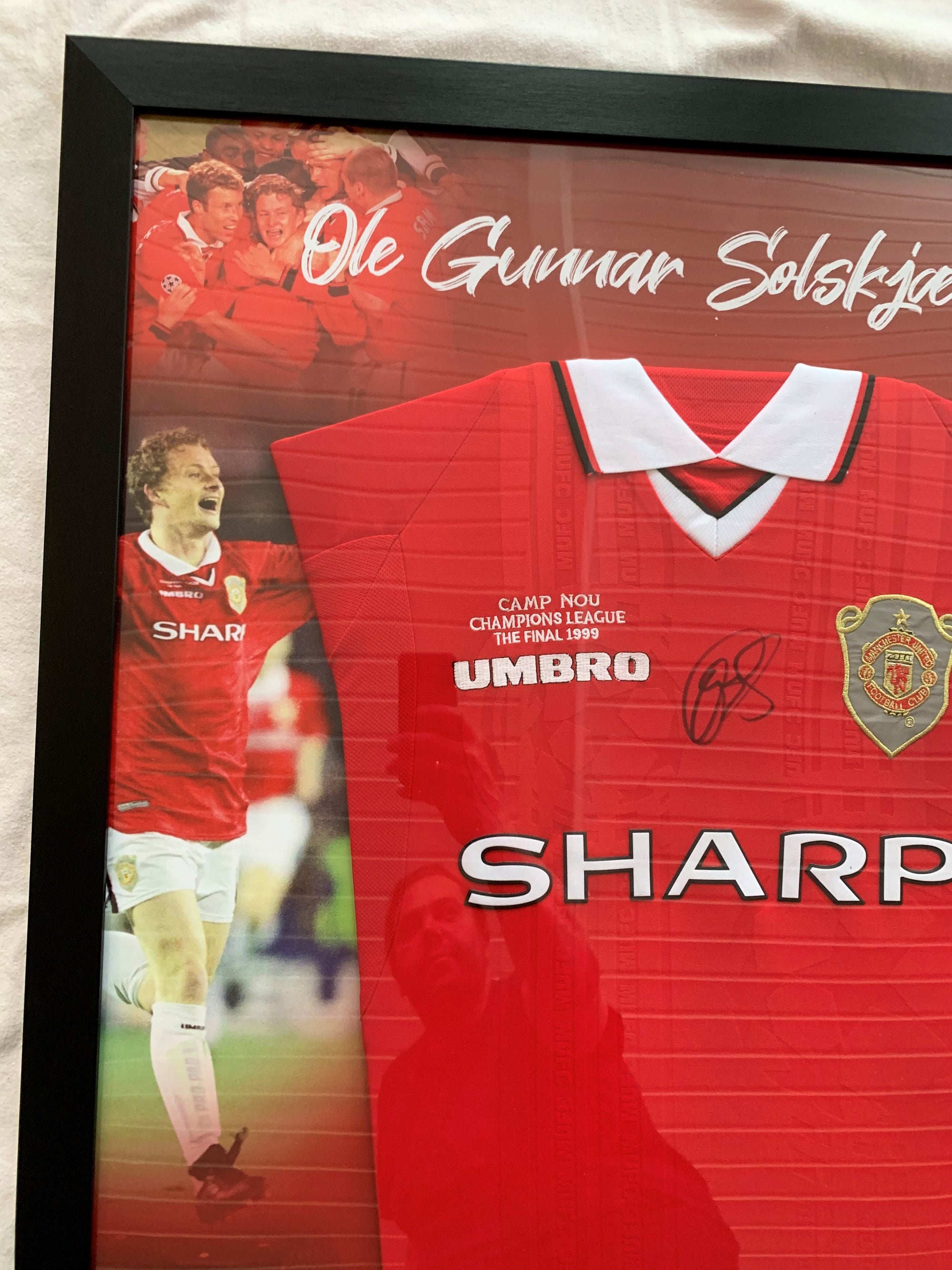 OLE GUNNAR SOLSKJÆR - SIGNERT CHAMPIONS LEAGUE FINALEDRAKT 1999 I "ART-FRAME" MED EKTEHETSBEVIS/COA