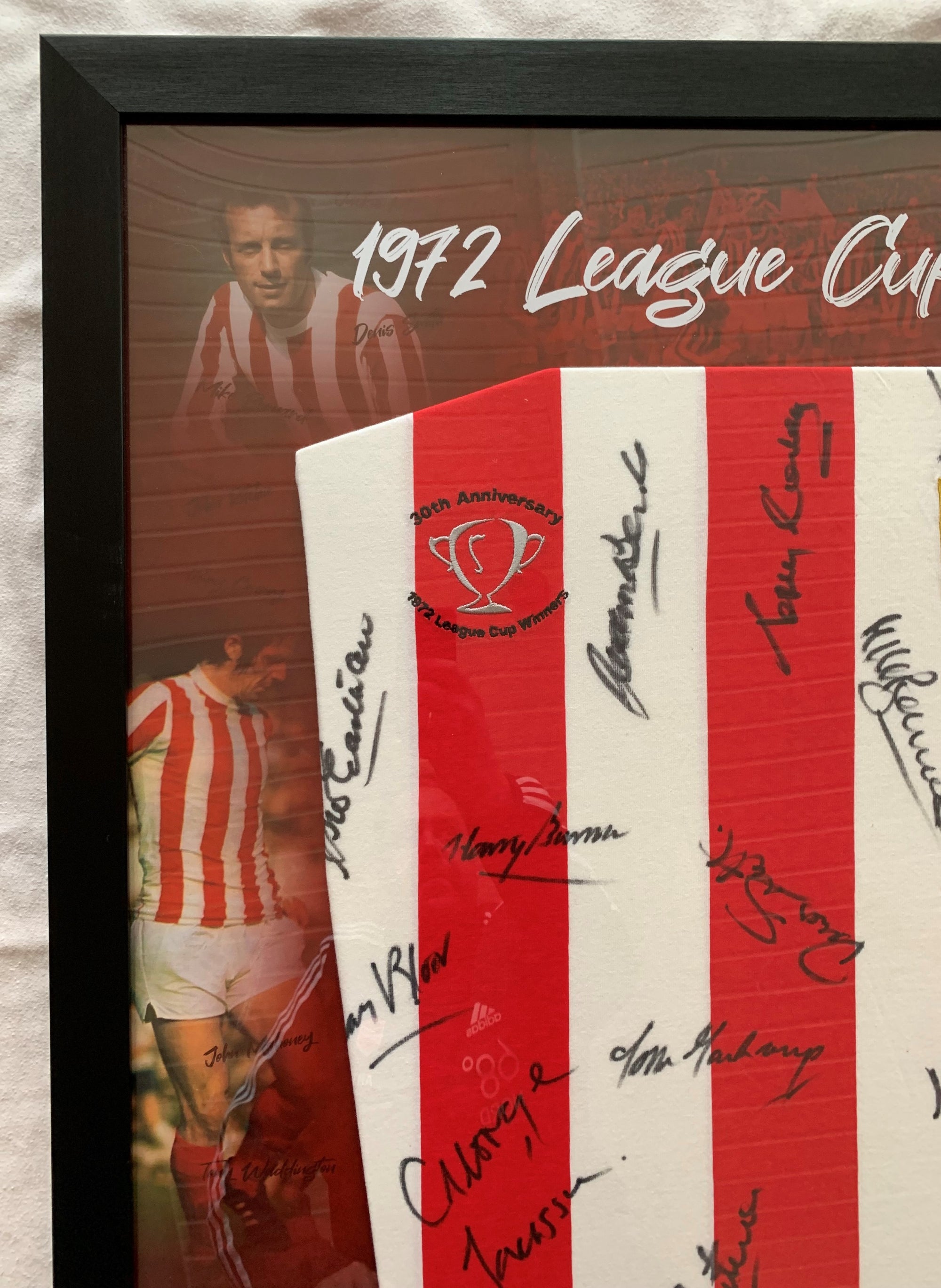 STOKE CITY - MULTISIGNERT DRAKT FRA LIGA CUP FINALEN I 1972 - FERDIG INNRAMMET I ART-FRAME MED EKTEHETSBEVIS/COA