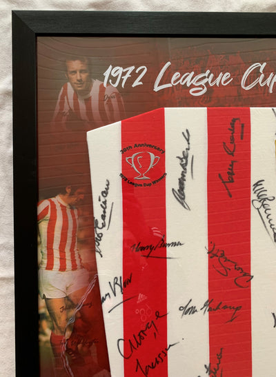 STOKE CITY - MULTISIGNERT DRAKT FRA LIGA CUP FINALEN I 1972 - FERDIG INNRAMMET I ART-FRAME MED EKTEHETSBEVIS/COA