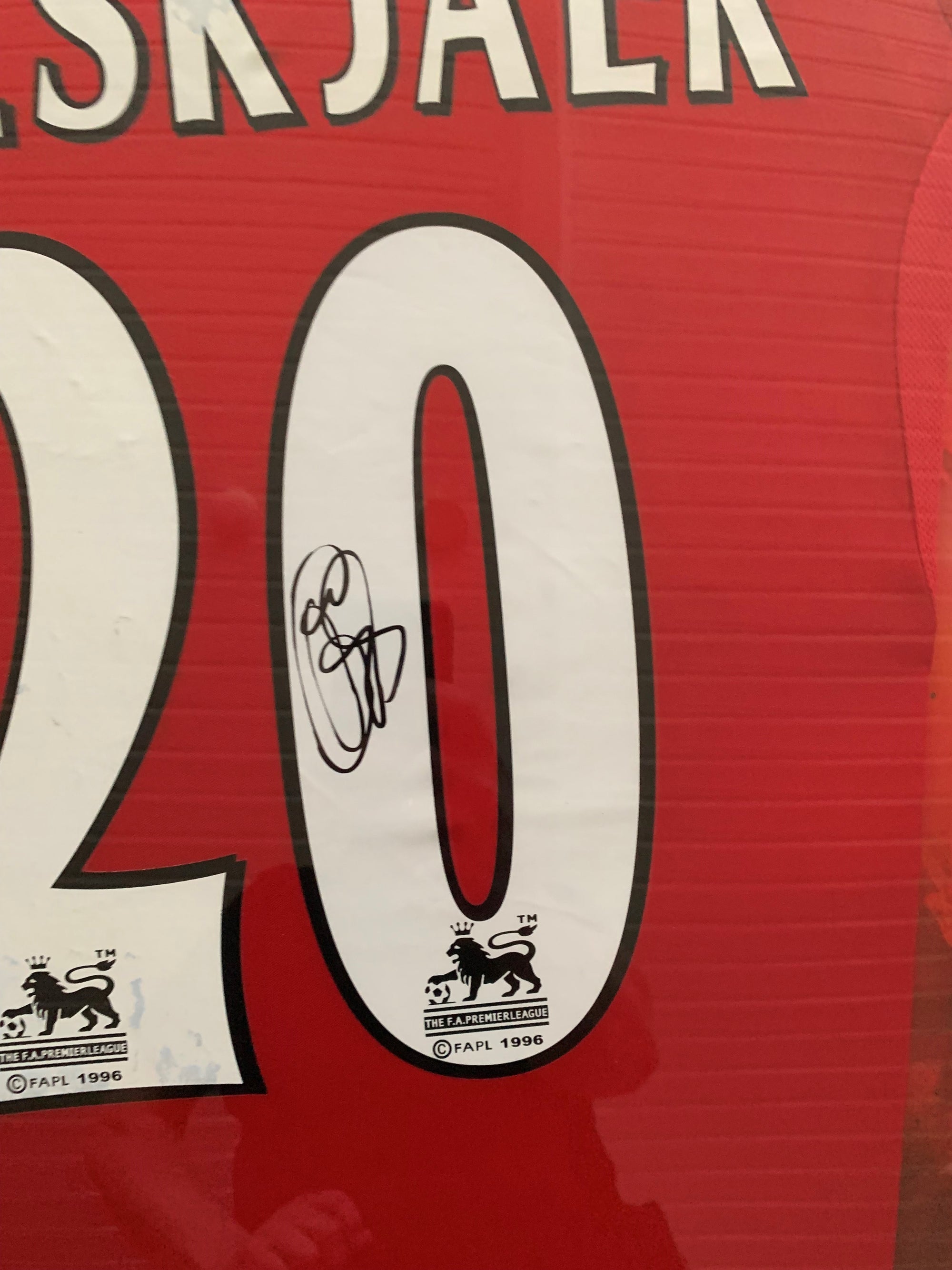 OLE GUNNAR SOLSKJÆR - FERDIG INNRAMMET DRAKT "ART-FRAME" MED EKTEHETSBEVIS/COA