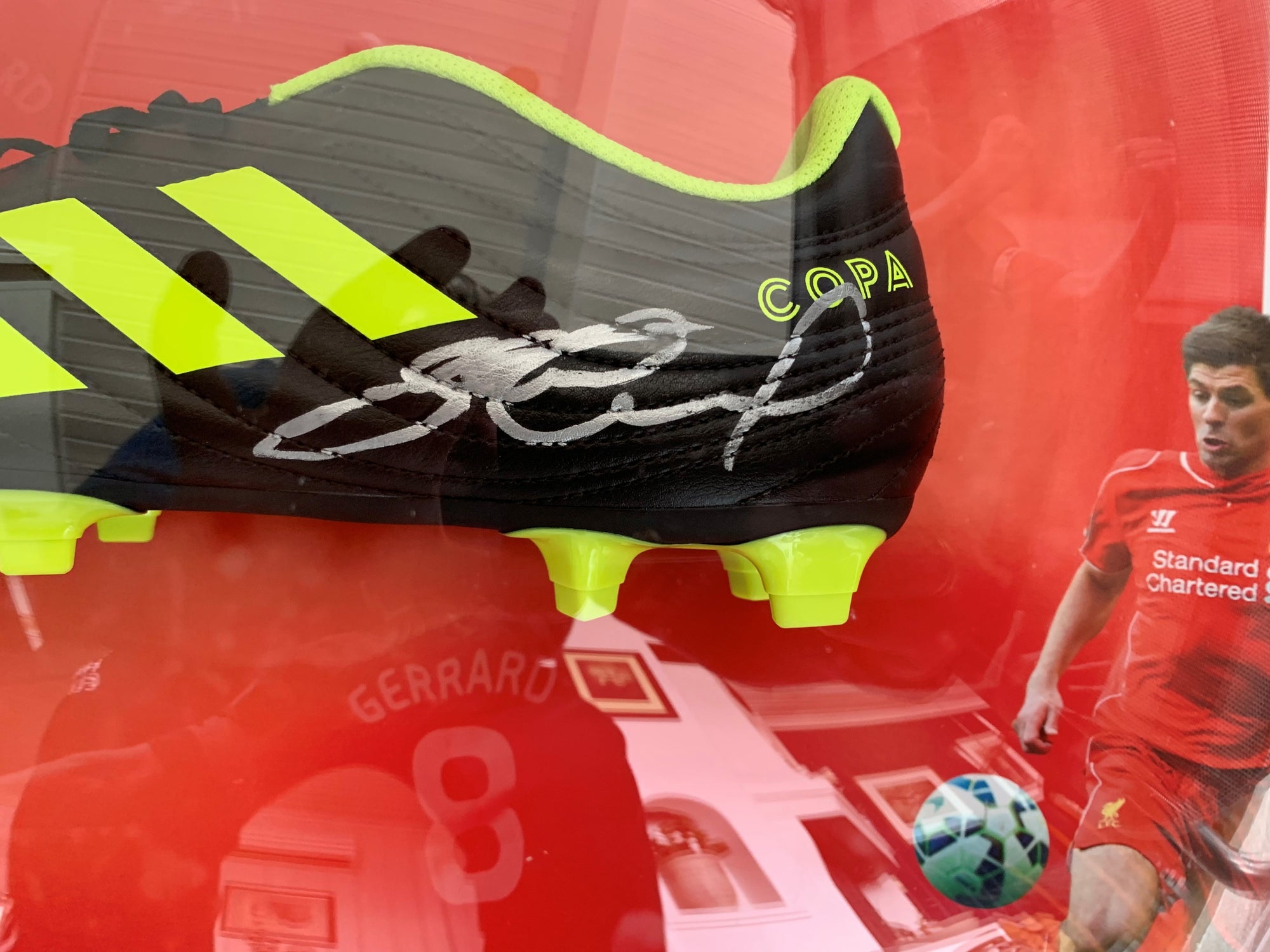 STEVEN GERRARD - SIGNERT SKO I "ART-FRAME" MED EKTEHETSBEVIS/COA