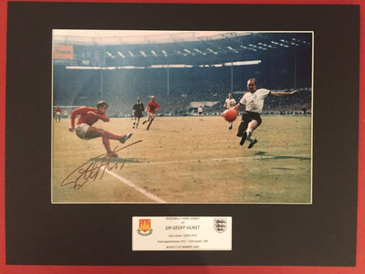 LEGEND - SIR GEOFF HURST - SIGNERT BILDE MED EKTEHETSGARANTI/COA