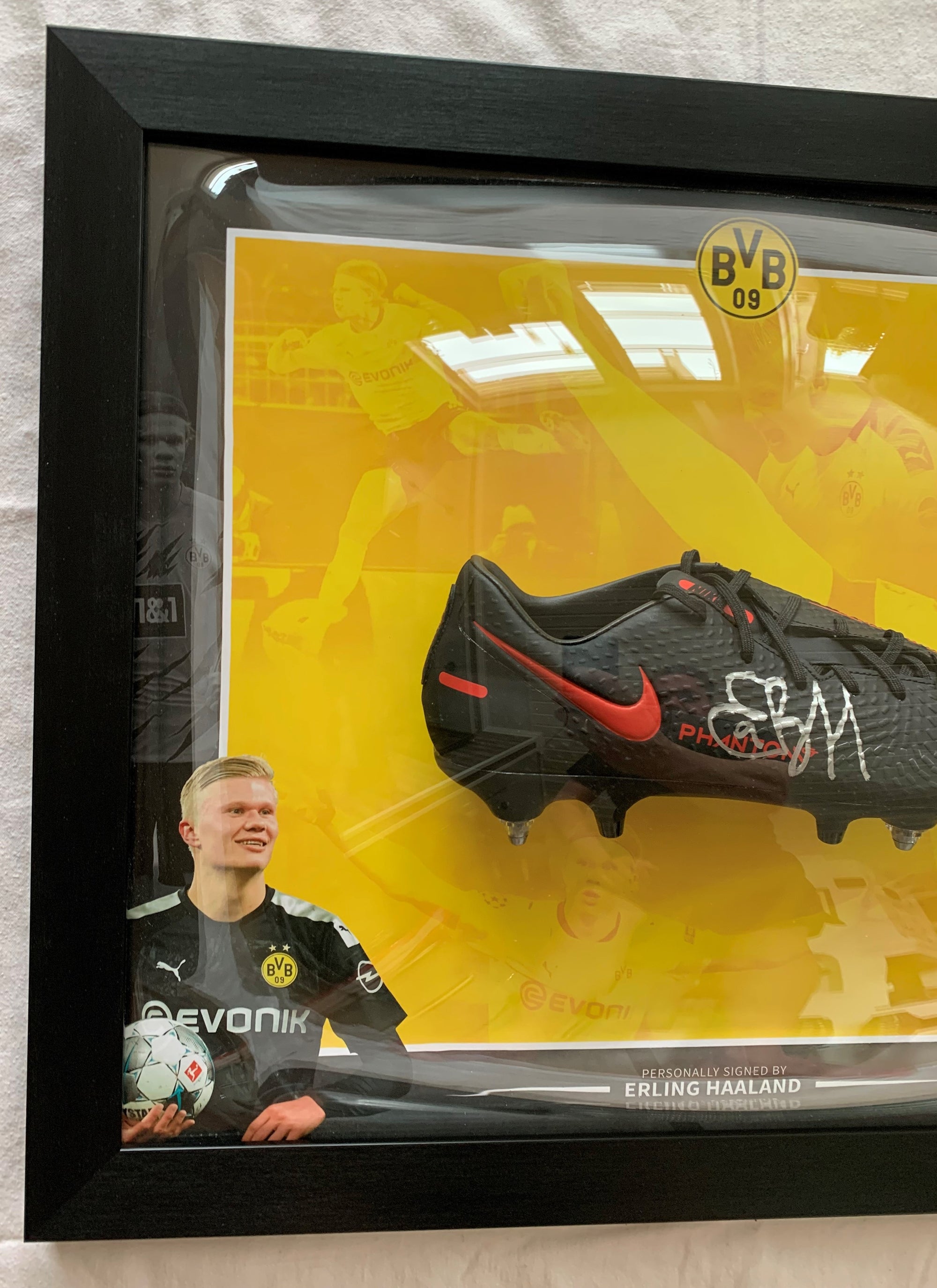 ERLING BRAUT HAALAND - SIGNERT SKO I "ART-FRAME" MED EKTEHETSBEVIS/COA