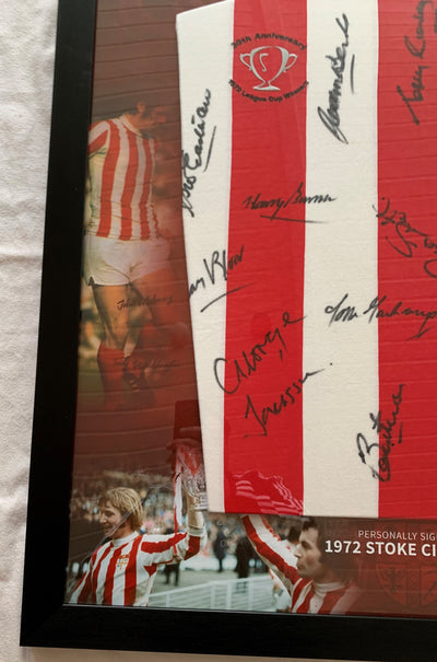 STOKE CITY - MULTISIGNERT DRAKT FRA LIGA CUP FINALEN I 1972 - FERDIG INNRAMMET I ART-FRAME MED EKTEHETSBEVIS/COA