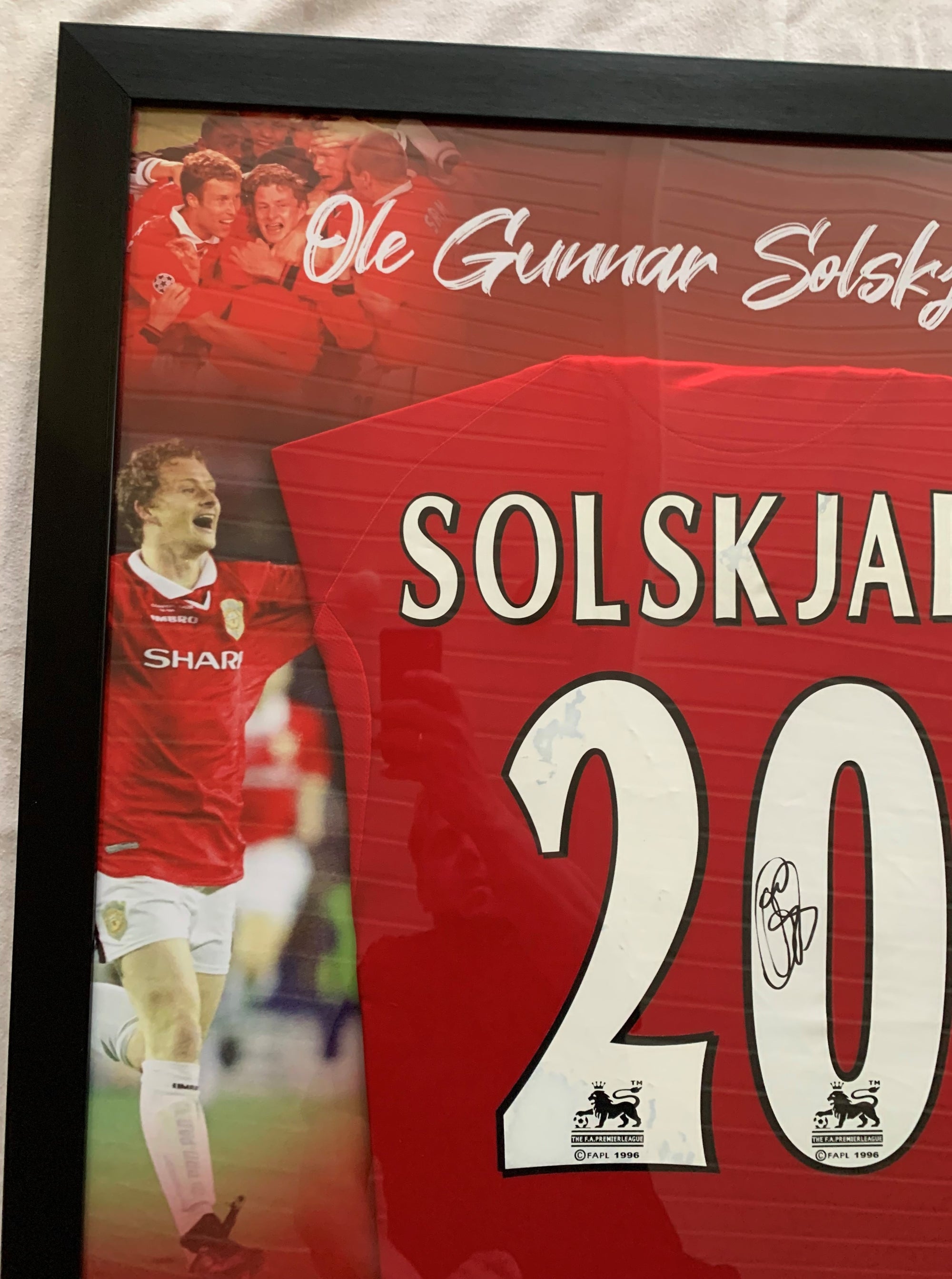 OLE GUNNAR SOLSKJÆR - FERDIG INNRAMMET DRAKT "ART-FRAME" MED EKTEHETSBEVIS/COA