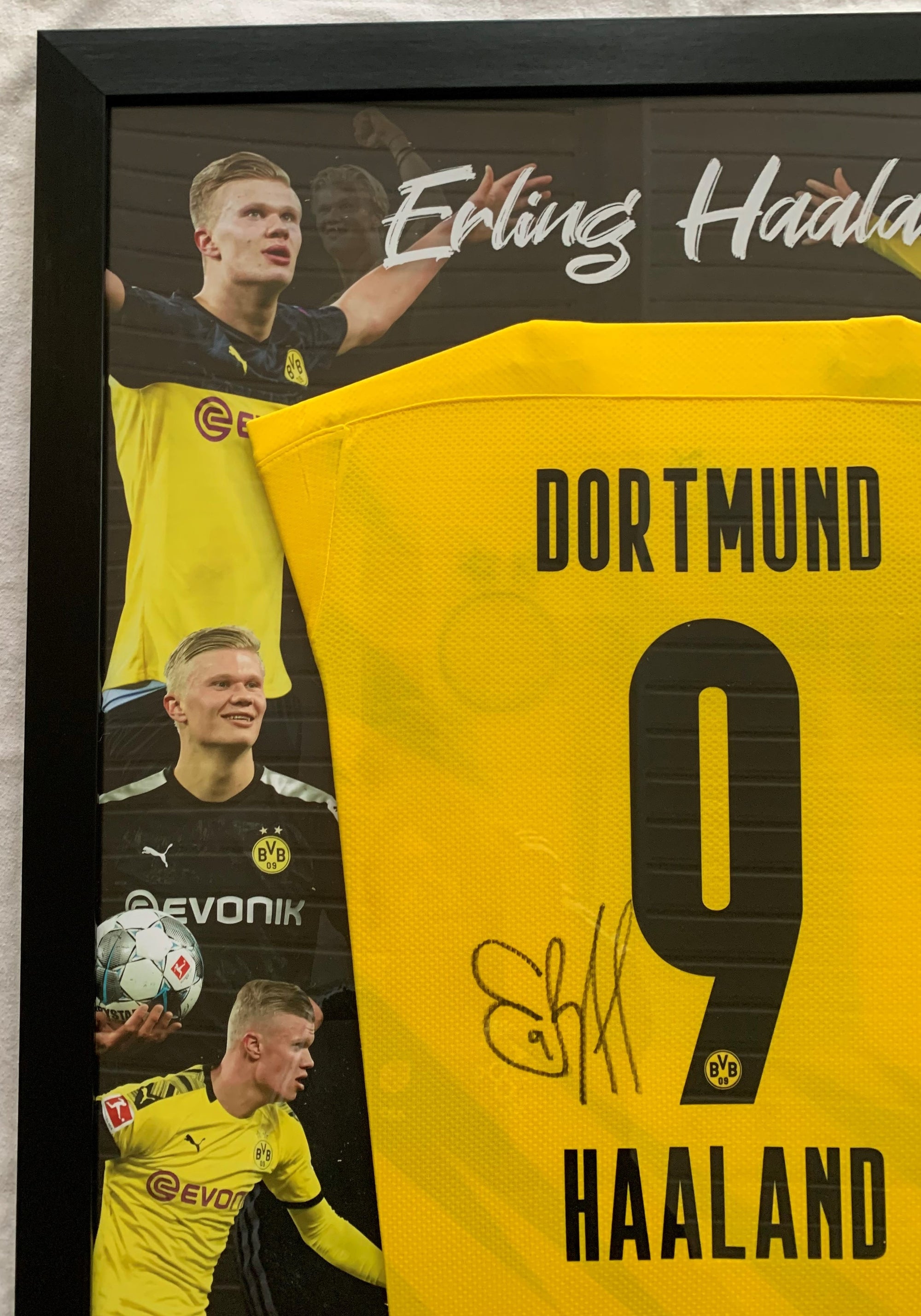 ERLING BRAUT HAALAND - SIGNERT FERDIG INNRAMMET DRAKT I "ART-FRAME" DRAKT MED EKTEHETSBEVIS/COA