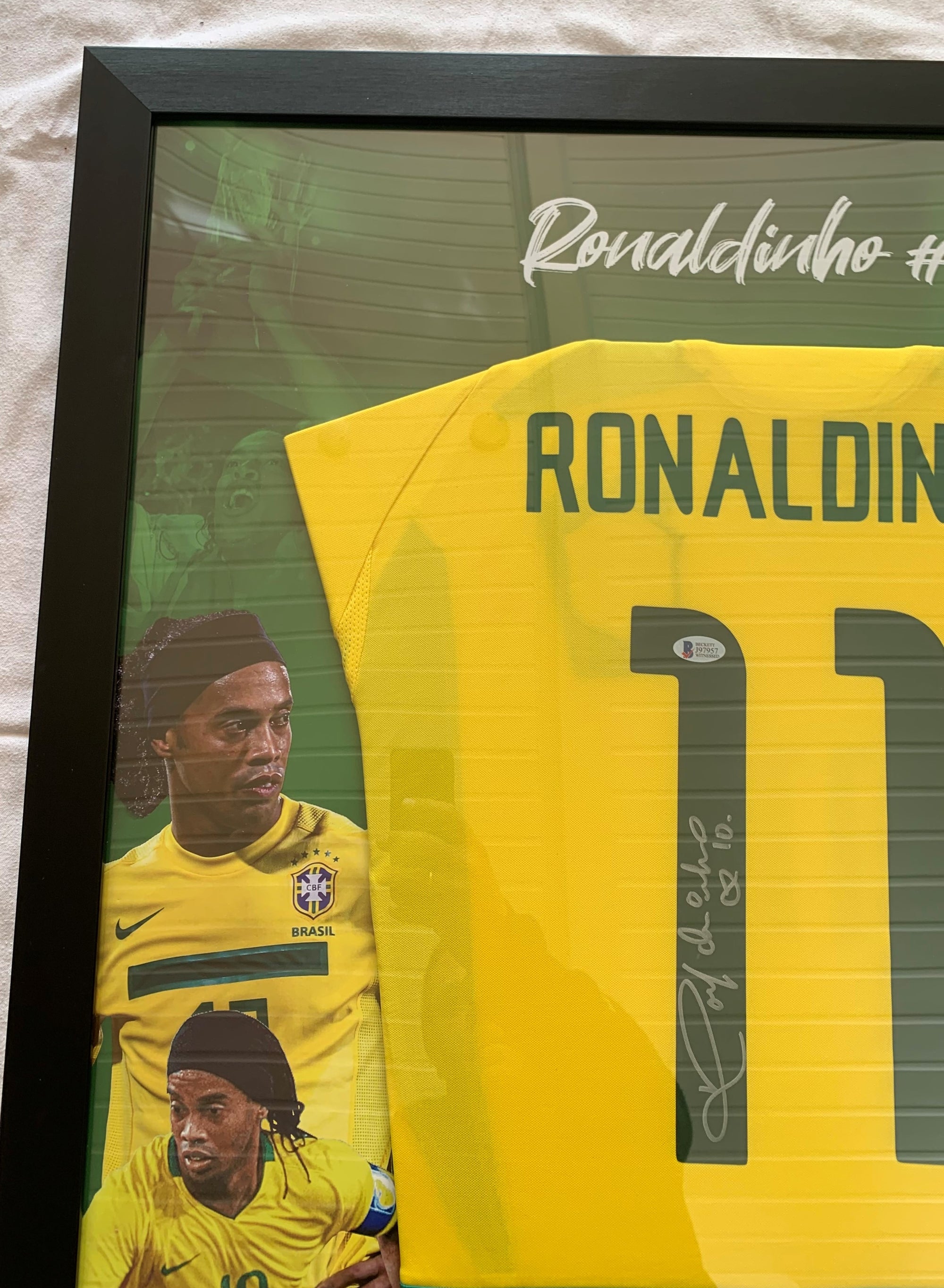 RONALDINHO - SIGNERT DRAKT FERDIG INNRAMMET I ART-FRAME MED EKTEHETSBEVIS/COA