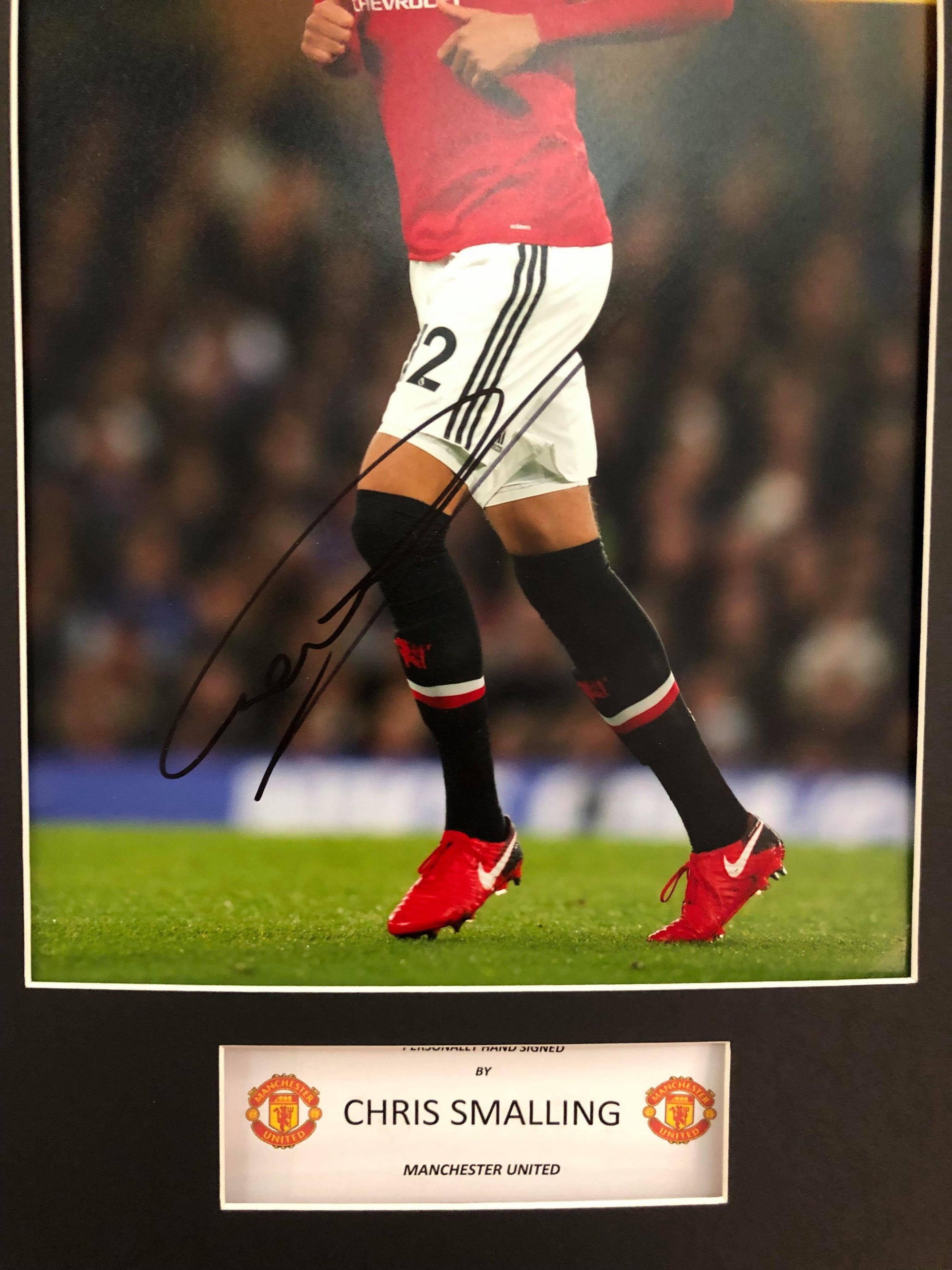 CHRIS SMALLING - SIGNERT BILDE MED EKTEHETSBEVIS/COA