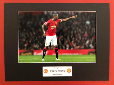 ASHLEY YOUNG - SIGNERT BILDE MED EKTEHETSGARANTI/COA