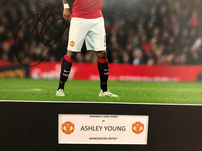 ASHLEY YOUNG - SIGNERT BILDE MED EKTEHETSGARANTI/COA
