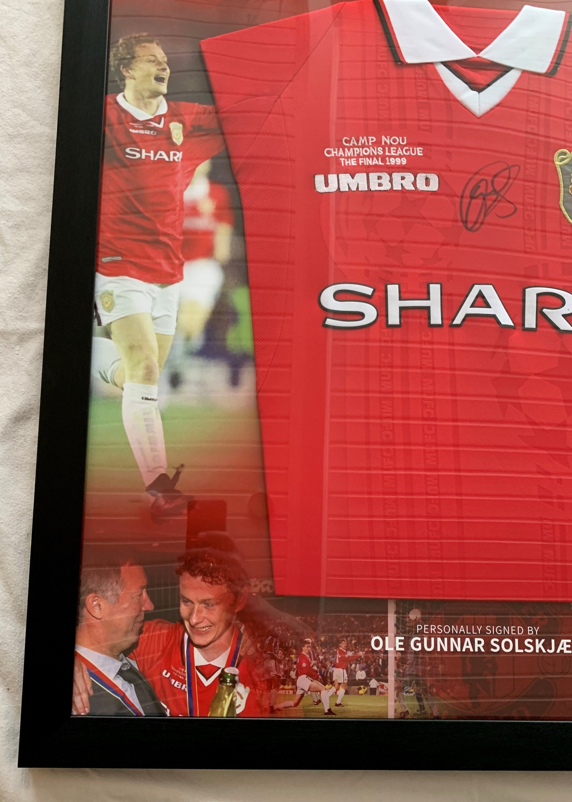 OLE GUNNAR SOLSKJÆR - SIGNERT CHAMPIONS LEAGUE FINALEDRAKT 1999 I "ART-FRAME" MED EKTEHETSBEVIS/COA