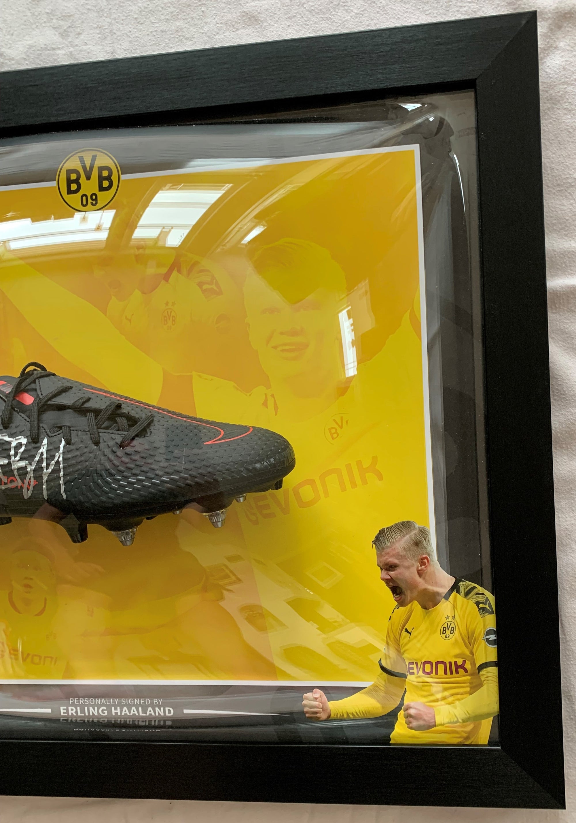 ERLING BRAUT HAALAND - SIGNERT SKO I "ART-FRAME" MED EKTEHETSBEVIS/COA