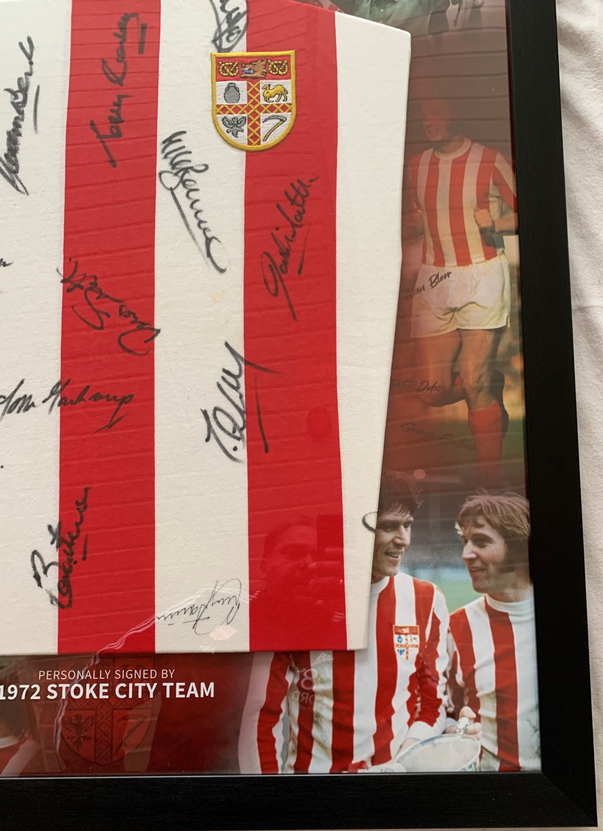 STOKE CITY - MULTISIGNERT DRAKT FRA LIGA CUP FINALEN I 1972 - FERDIG INNRAMMET I ART-FRAME MED EKTEHETSBEVIS/COA