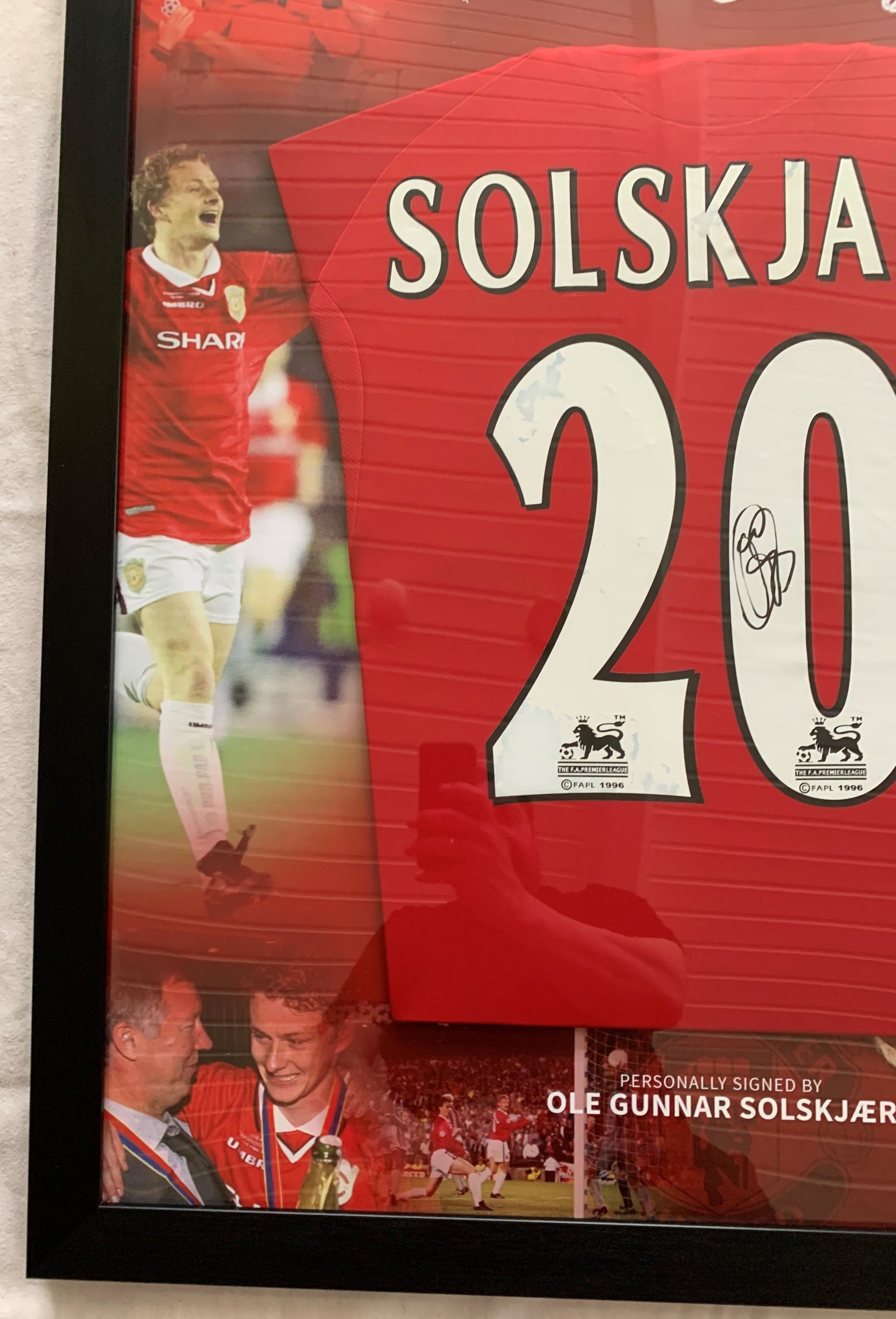 OLE GUNNAR SOLSKJÆR - FERDIG INNRAMMET DRAKT "ART-FRAME" MED EKTEHETSBEVIS/COA