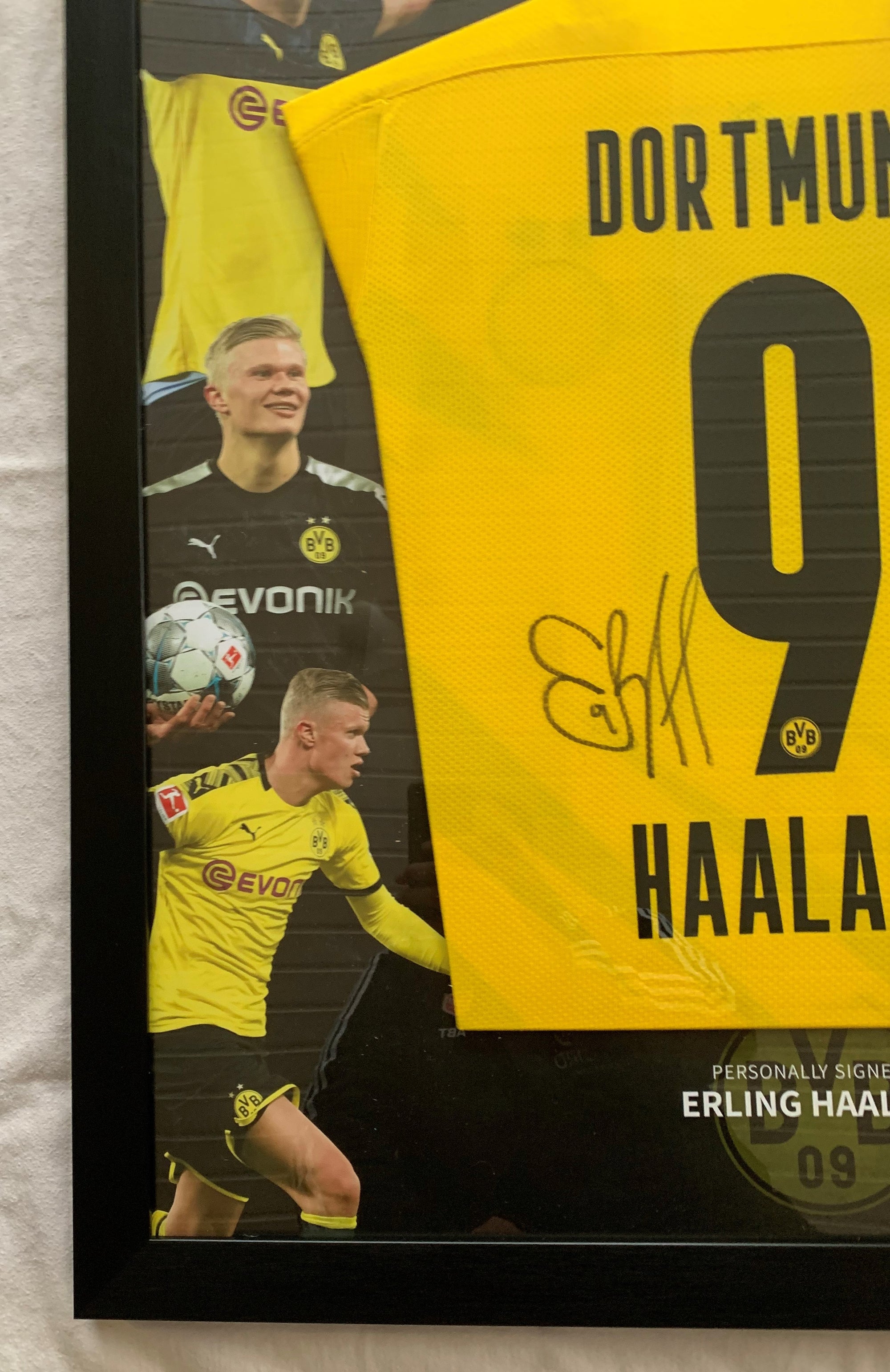 ERLING BRAUT HAALAND - SIGNERT FERDIG INNRAMMET DRAKT I "ART-FRAME" DRAKT MED EKTEHETSBEVIS/COA