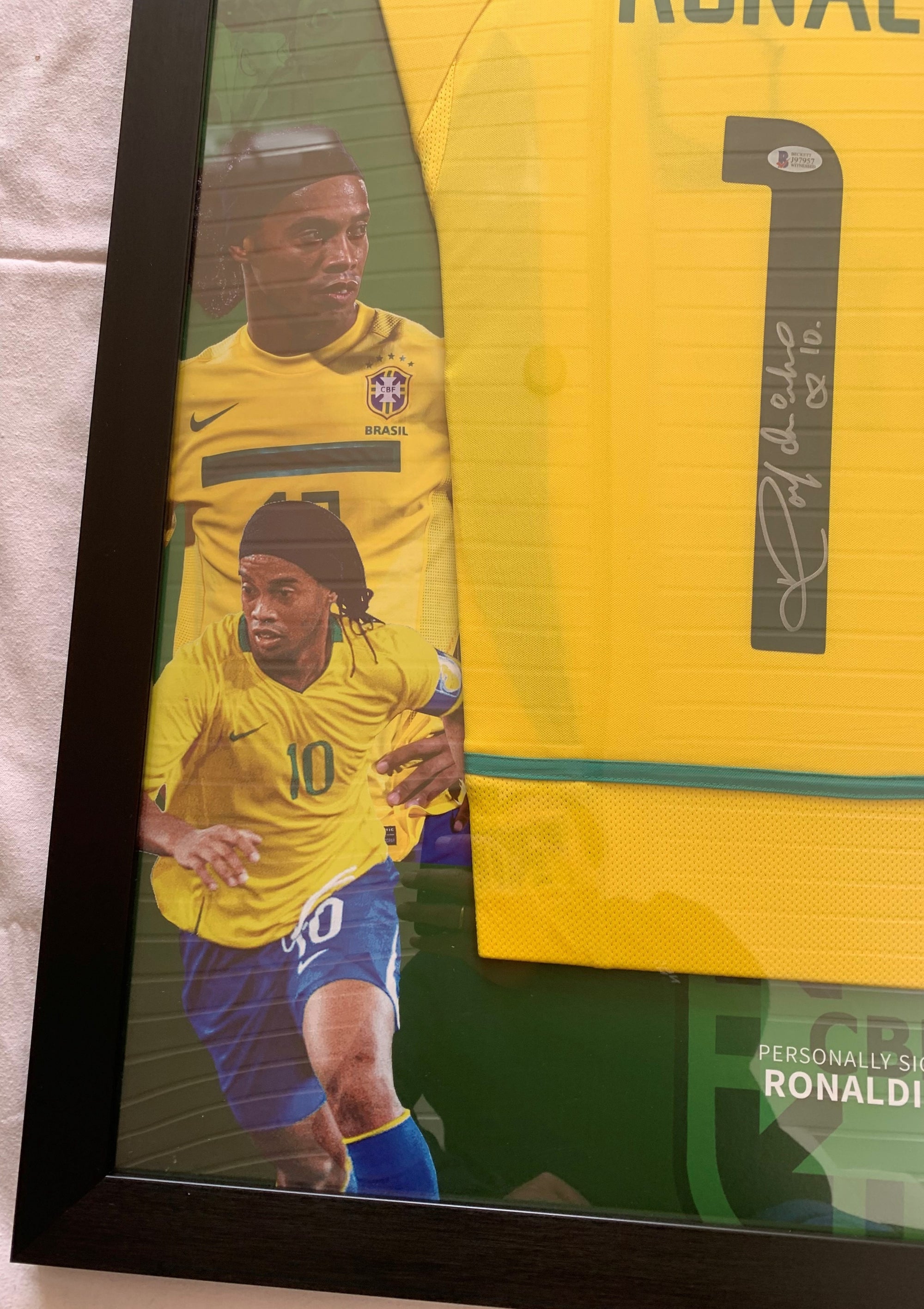 RONALDINHO - SIGNERT DRAKT FERDIG INNRAMMET I ART-FRAME MED EKTEHETSBEVIS/COA