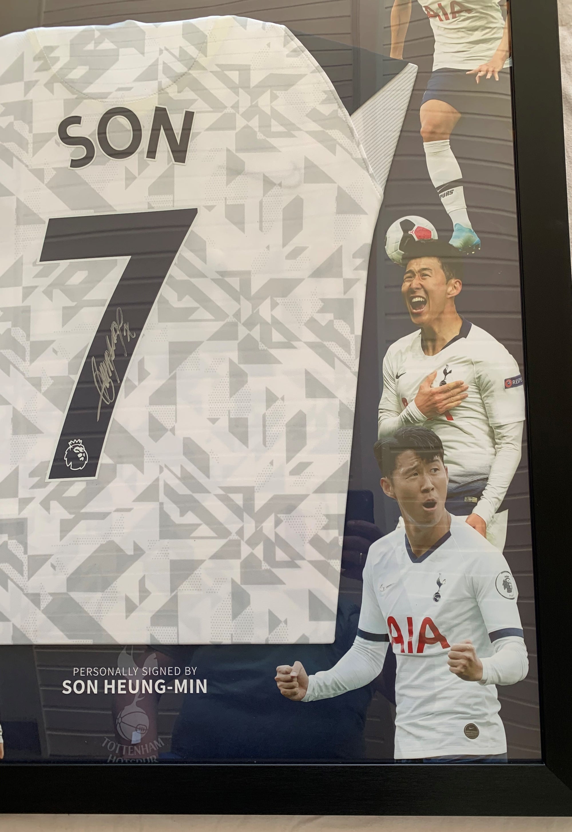 HEUNG-MIN SON - SIGNERT FERDIG INNRAMMET DRAKT I "ART-FRAME" DRAKT MED EKTEHETSBEVIS/COA