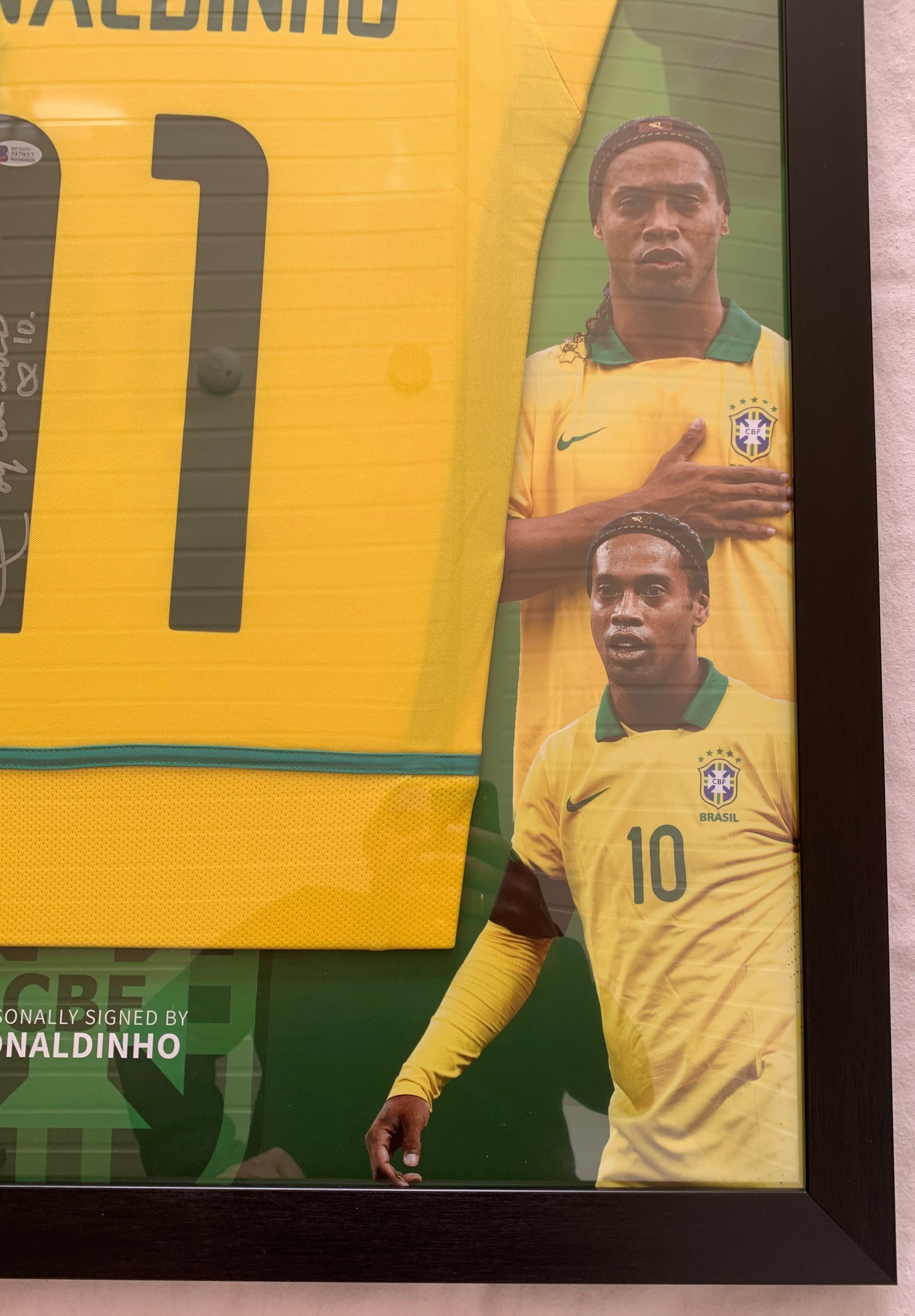 RONALDINHO - SIGNERT DRAKT FERDIG INNRAMMET I ART-FRAME MED EKTEHETSBEVIS/COA