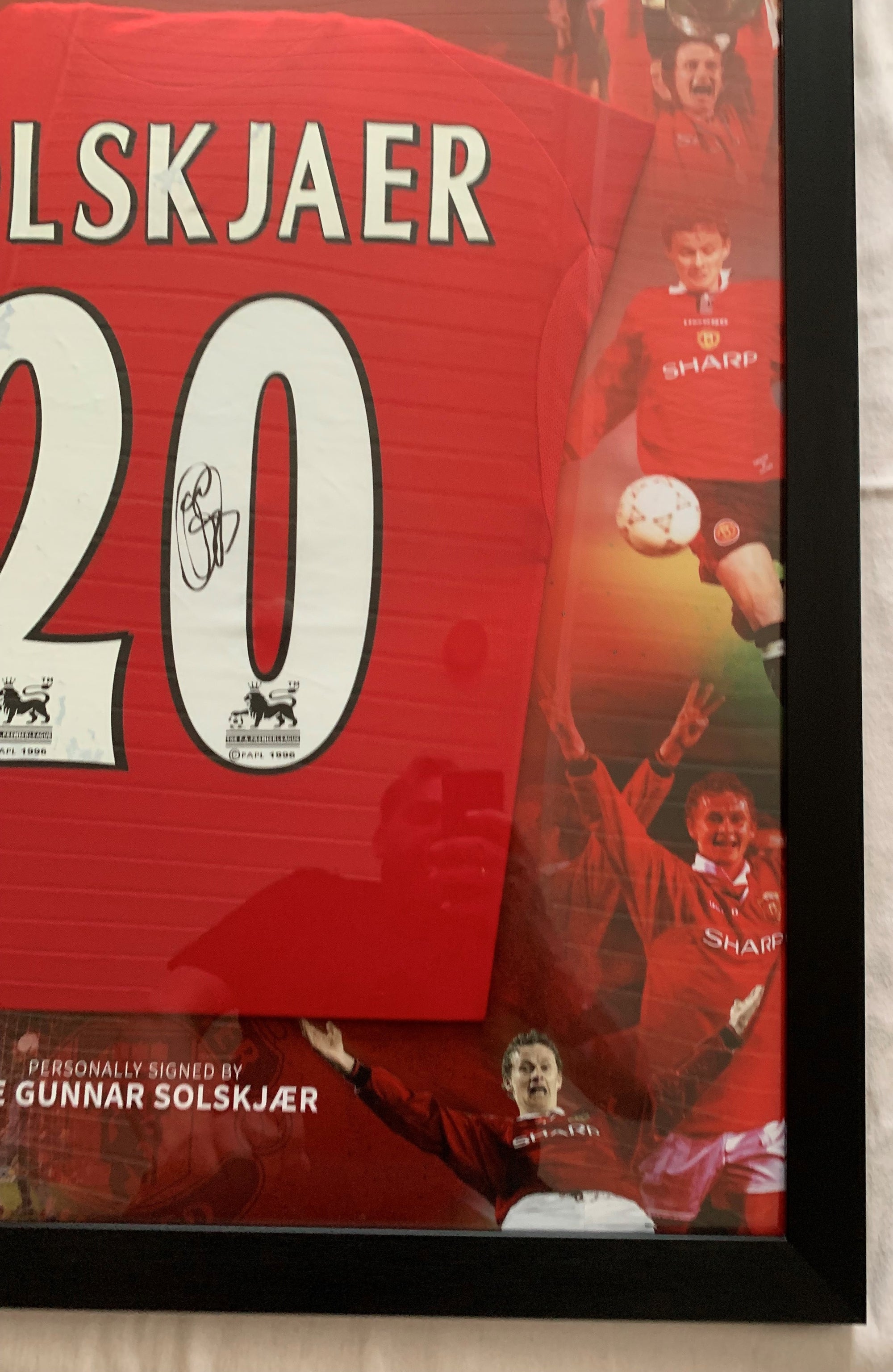 OLE GUNNAR SOLSKJÆR - FERDIG INNRAMMET DRAKT "ART-FRAME" MED EKTEHETSBEVIS/COA