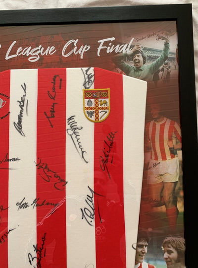 STOKE CITY - MULTISIGNERT DRAKT FRA LIGA CUP FINALEN I 1972 - FERDIG INNRAMMET I ART-FRAME MED EKTEHETSBEVIS/COA