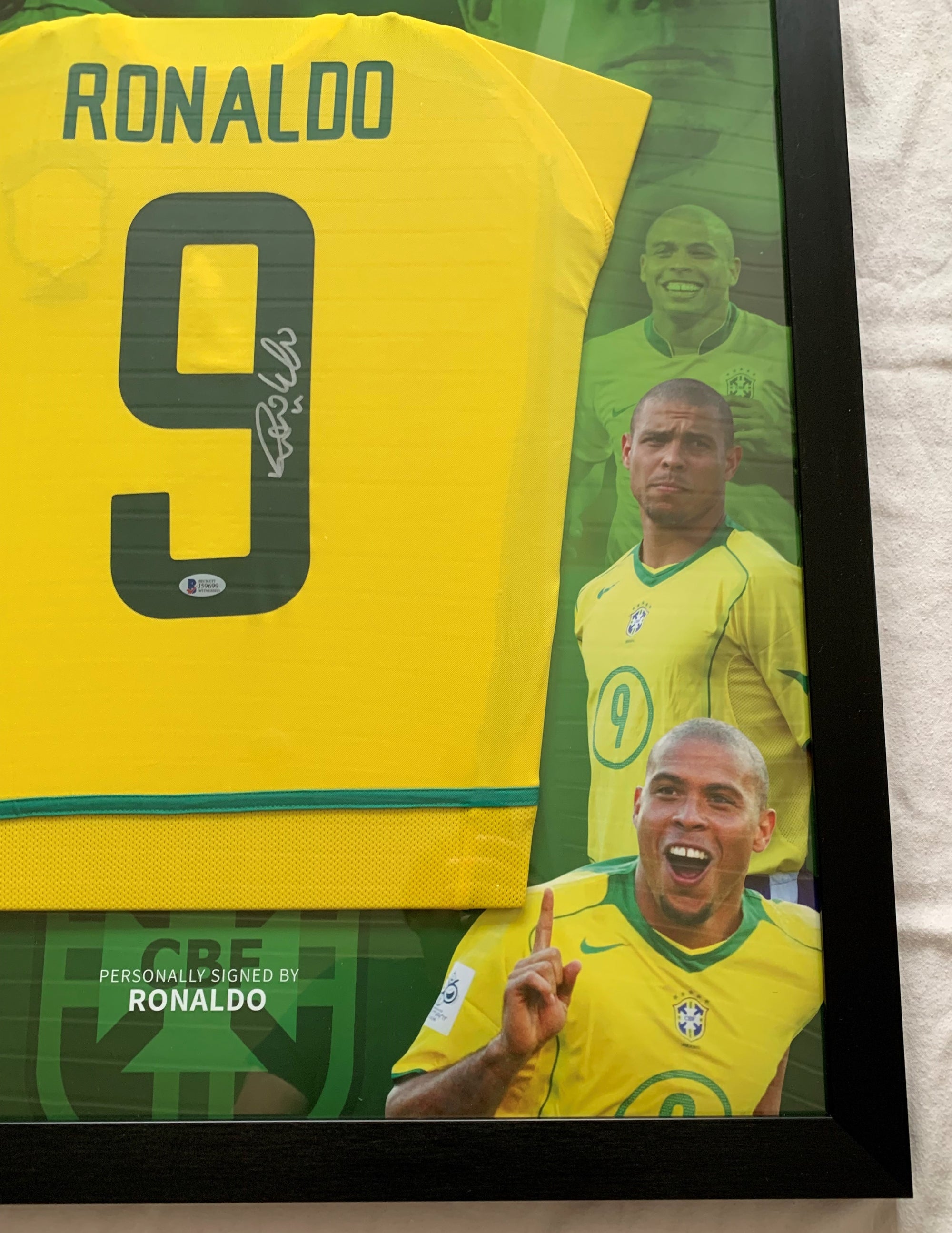 RONALDO - SIGNERT DRAKT FERDIG INNRAMMET I "ART-FRAME" MED EKTEHETSBEVIS/COA