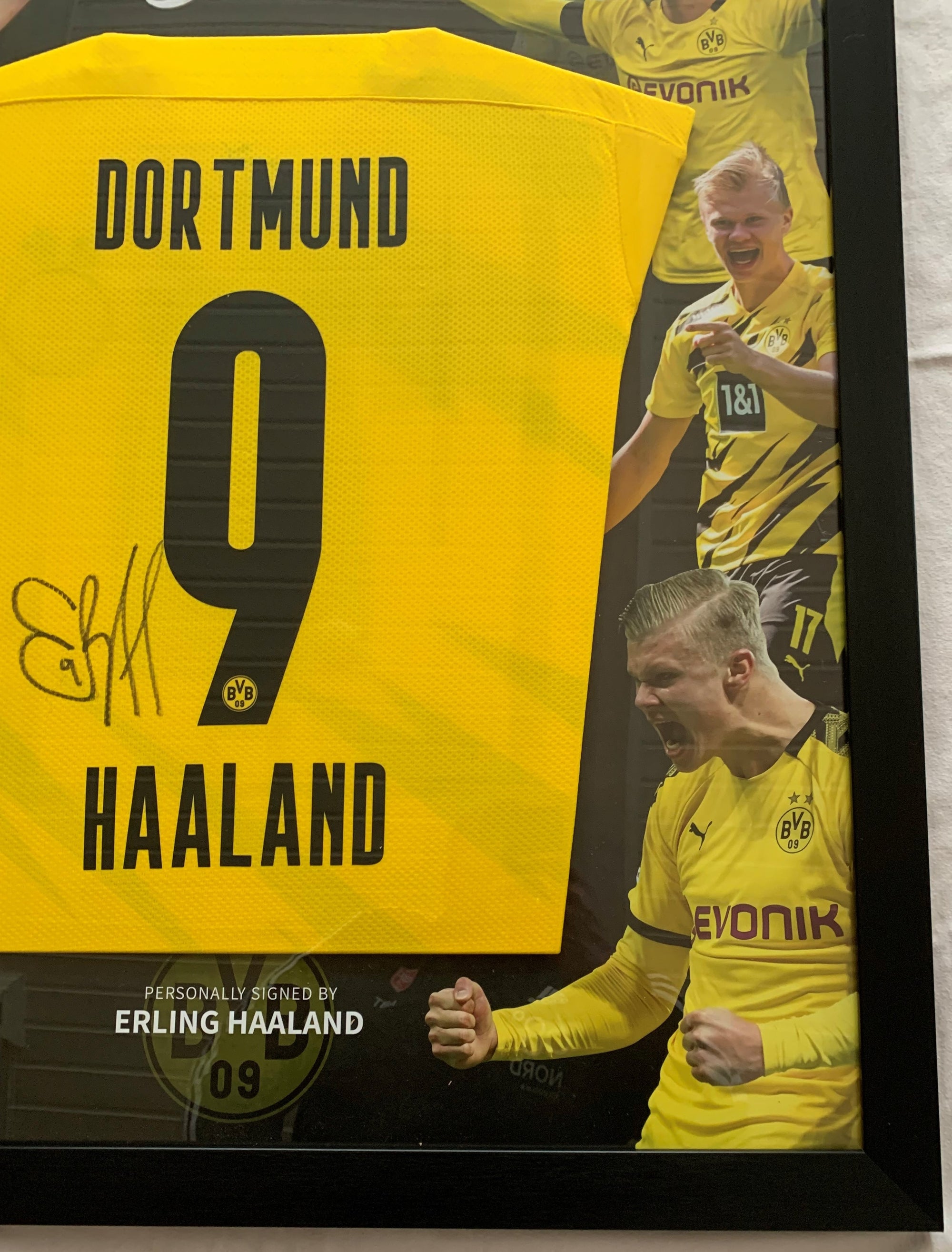 ERLING BRAUT HAALAND - SIGNERT FERDIG INNRAMMET DRAKT I "ART-FRAME" DRAKT MED EKTEHETSBEVIS/COA