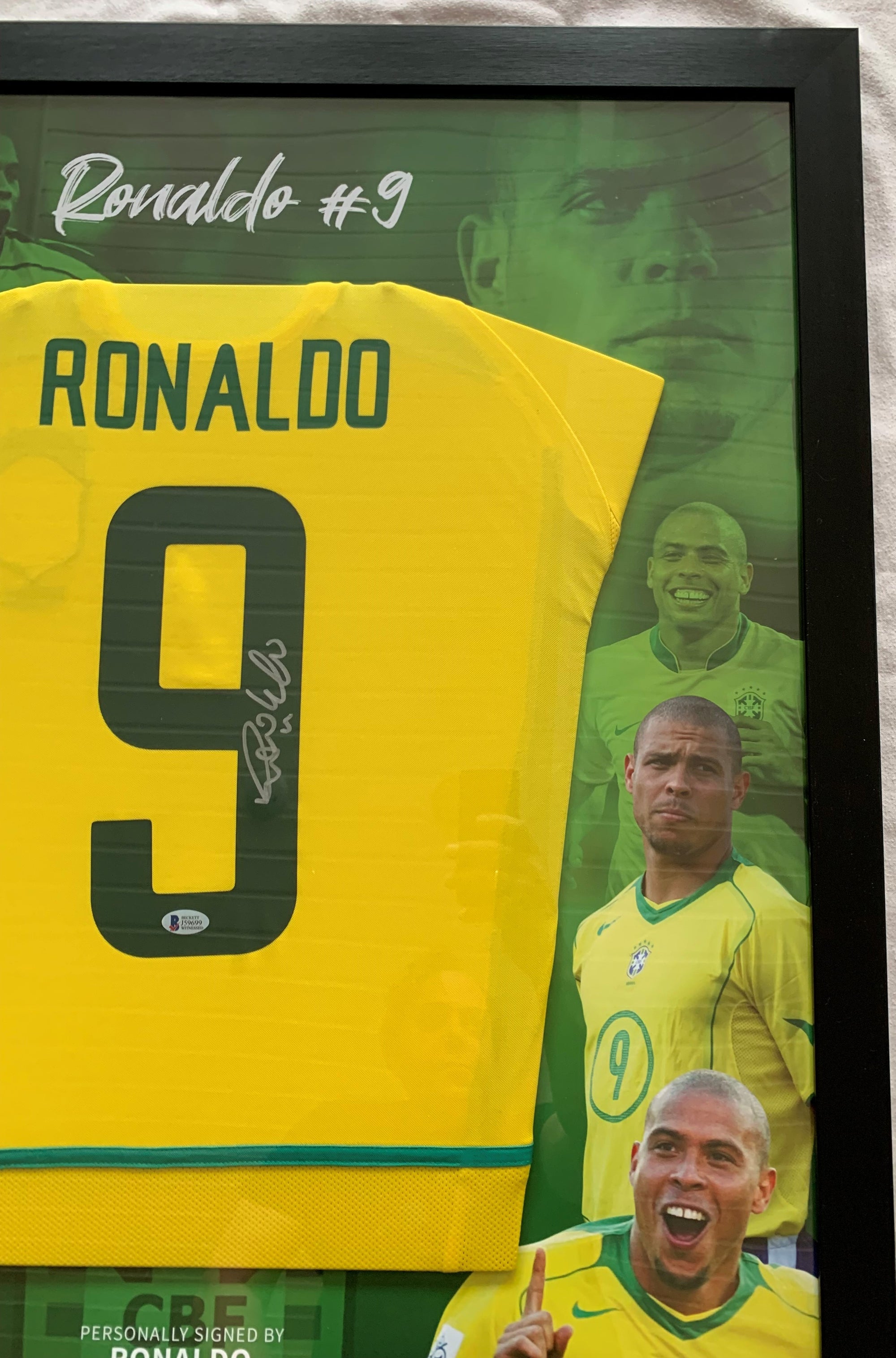 RONALDO - SIGNERT DRAKT FERDIG INNRAMMET I "ART-FRAME" MED EKTEHETSBEVIS/COA