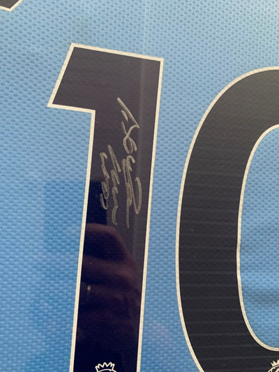 SERGIO AGUERO - FERDIG INNRAMMET OG SIGNERT DRAKT "ART-FRAME" MED EKTEHETSBEVIS/COA