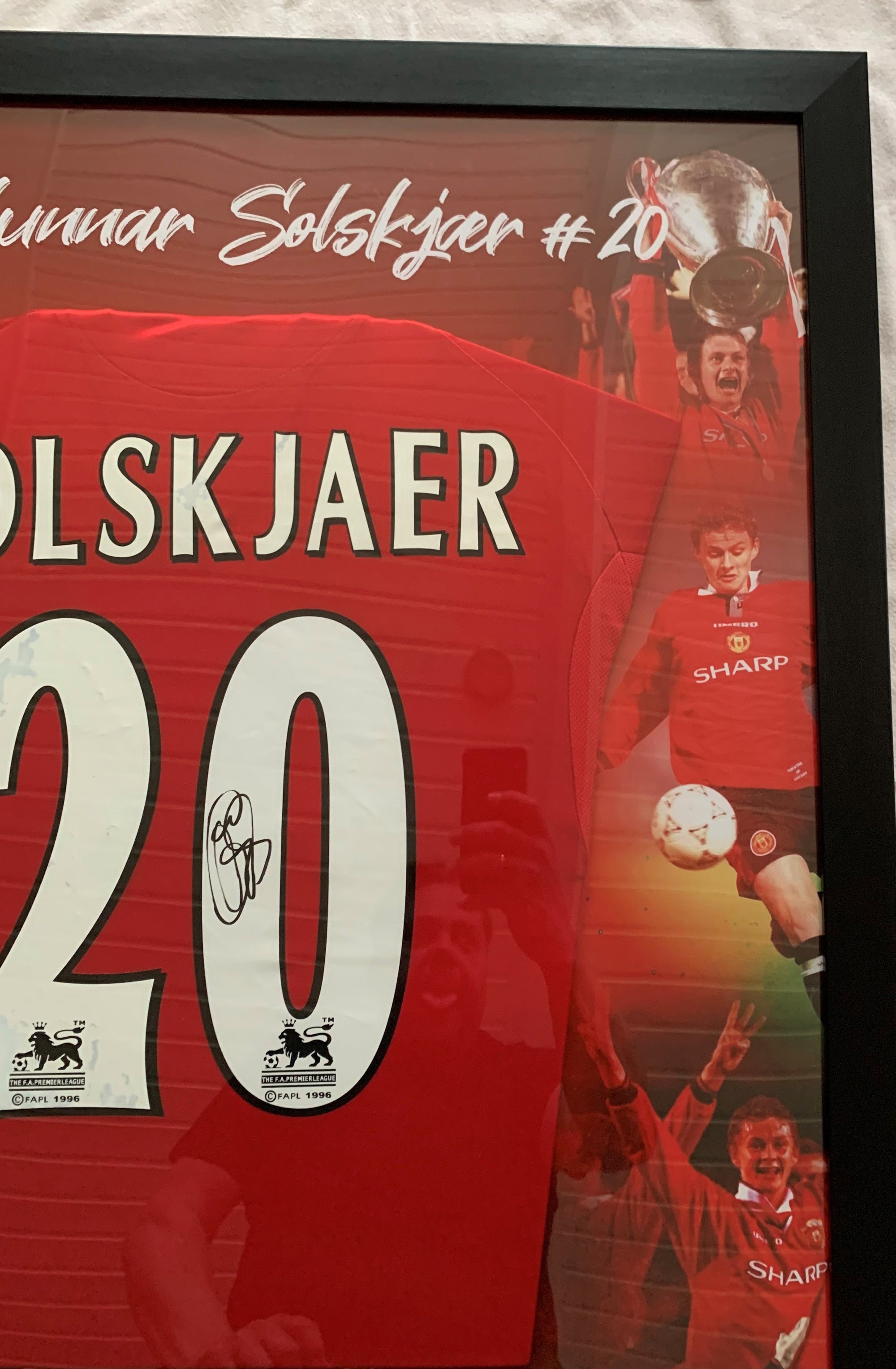 OLE GUNNAR SOLSKJÆR - FERDIG INNRAMMET DRAKT "ART-FRAME" MED EKTEHETSBEVIS/COA