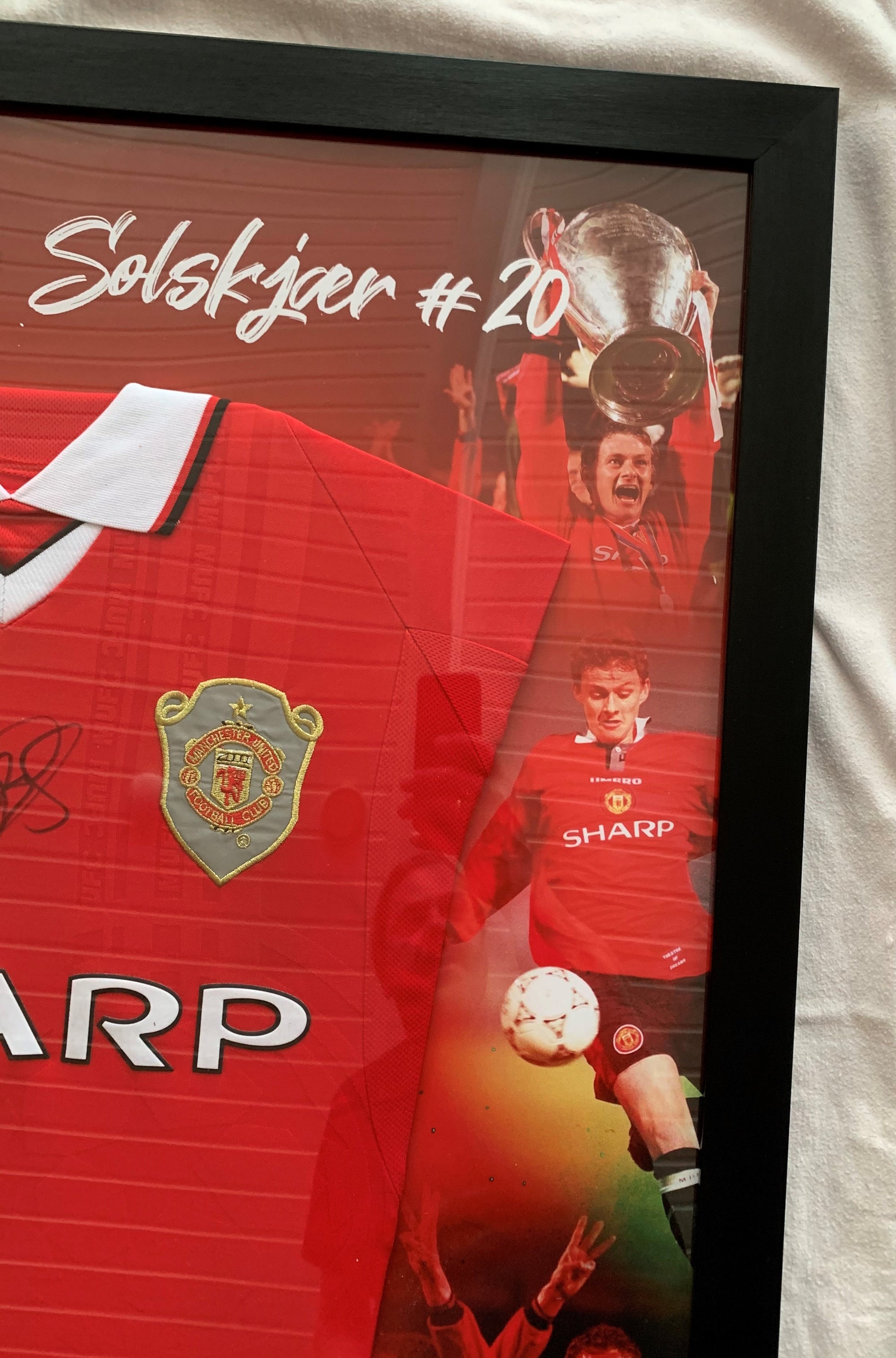 OLE GUNNAR SOLSKJÆR - SIGNERT CHAMPIONS LEAGUE FINALEDRAKT 1999 I "ART-FRAME" MED EKTEHETSBEVIS/COA