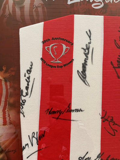 STOKE CITY - MULTISIGNERT DRAKT FRA LIGA CUP FINALEN I 1972 - FERDIG INNRAMMET I ART-FRAME MED EKTEHETSBEVIS/COA