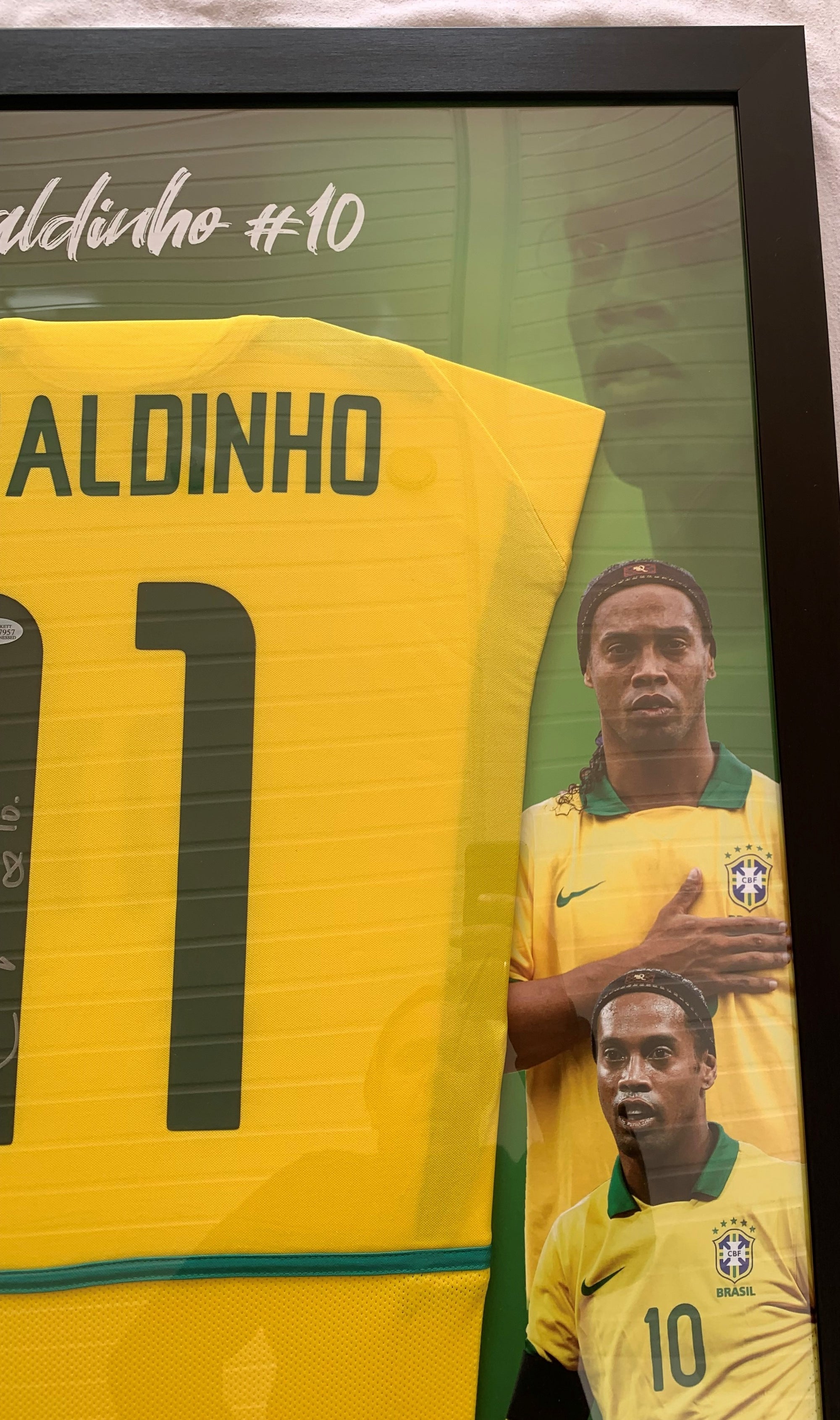 RONALDINHO - SIGNERT DRAKT FERDIG INNRAMMET I ART-FRAME MED EKTEHETSBEVIS/COA