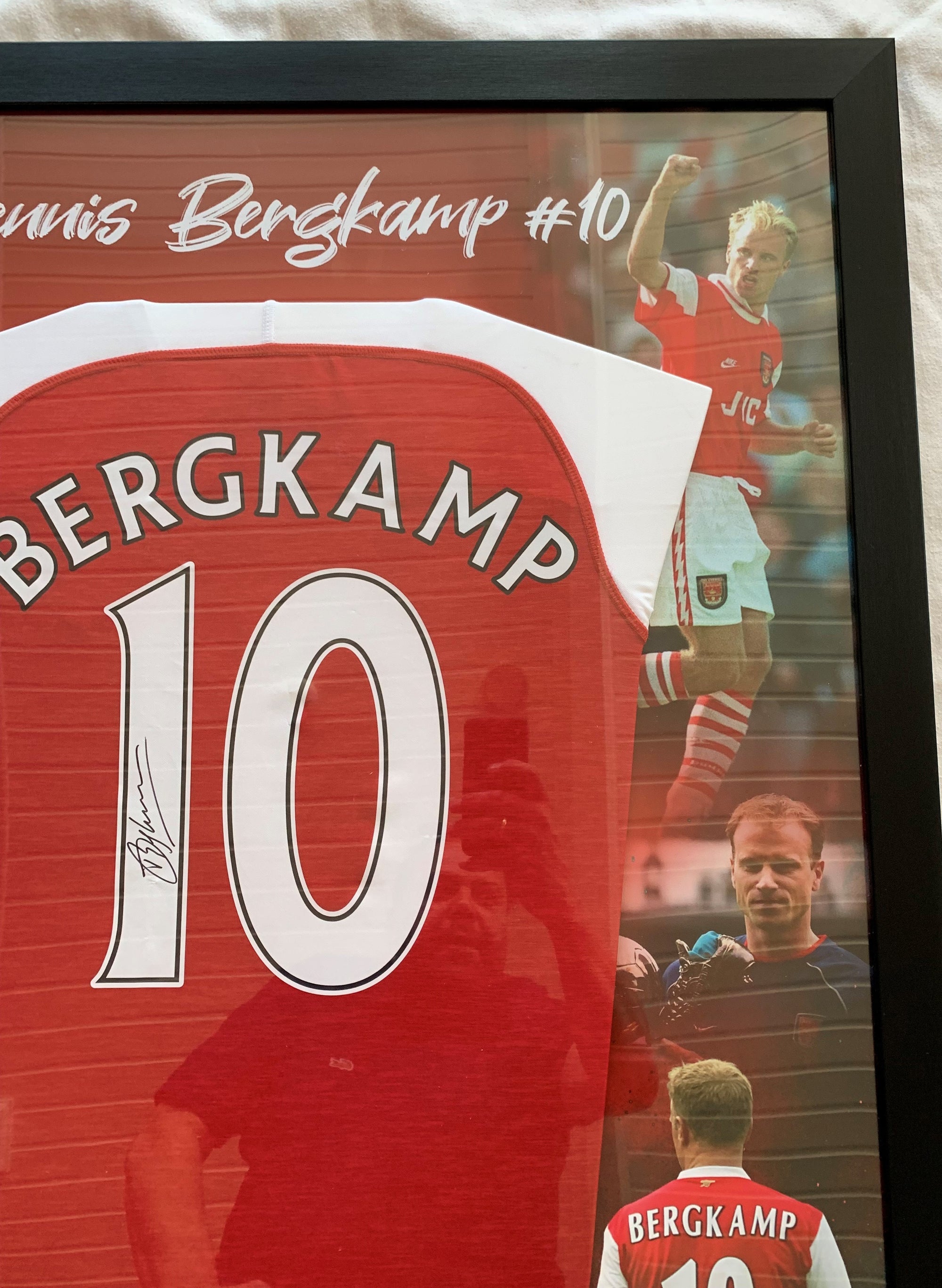 DENNIS BERGKAMP - SIGNERT FERDIG "ART-FRAME" INNRAMMET DRAKT MED EKTEHETSBEVIS/COA