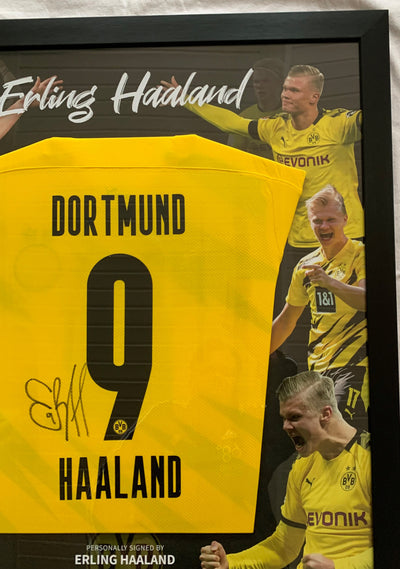 ERLING BRAUT HAALAND - SIGNERT FERDIG INNRAMMET DRAKT I "ART-FRAME" DRAKT MED EKTEHETSBEVIS/COA