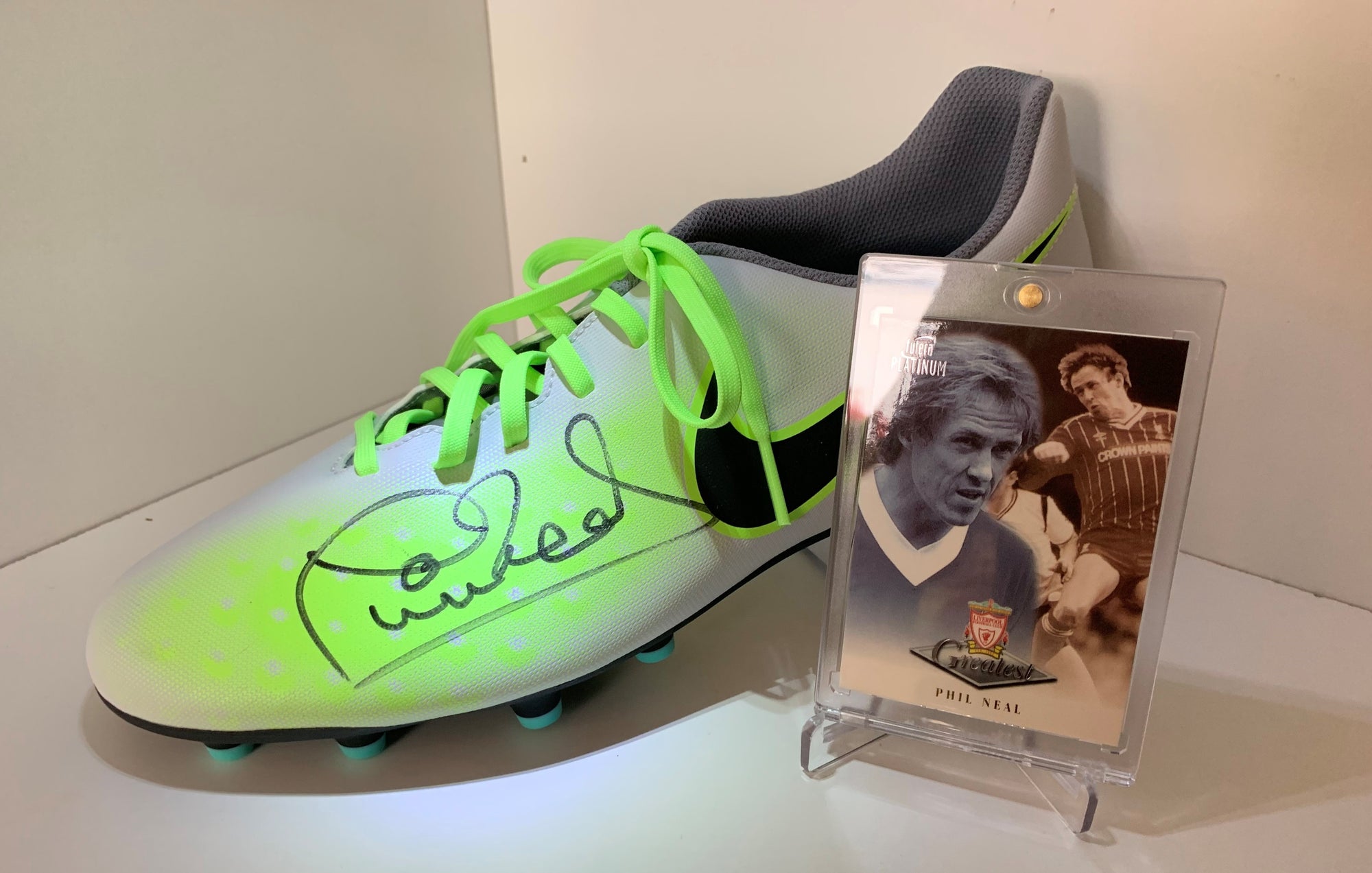 LIVERPOOL - PHIL NEAL - SIGNERT SKO MED EKTEHETSBEVIS/COA