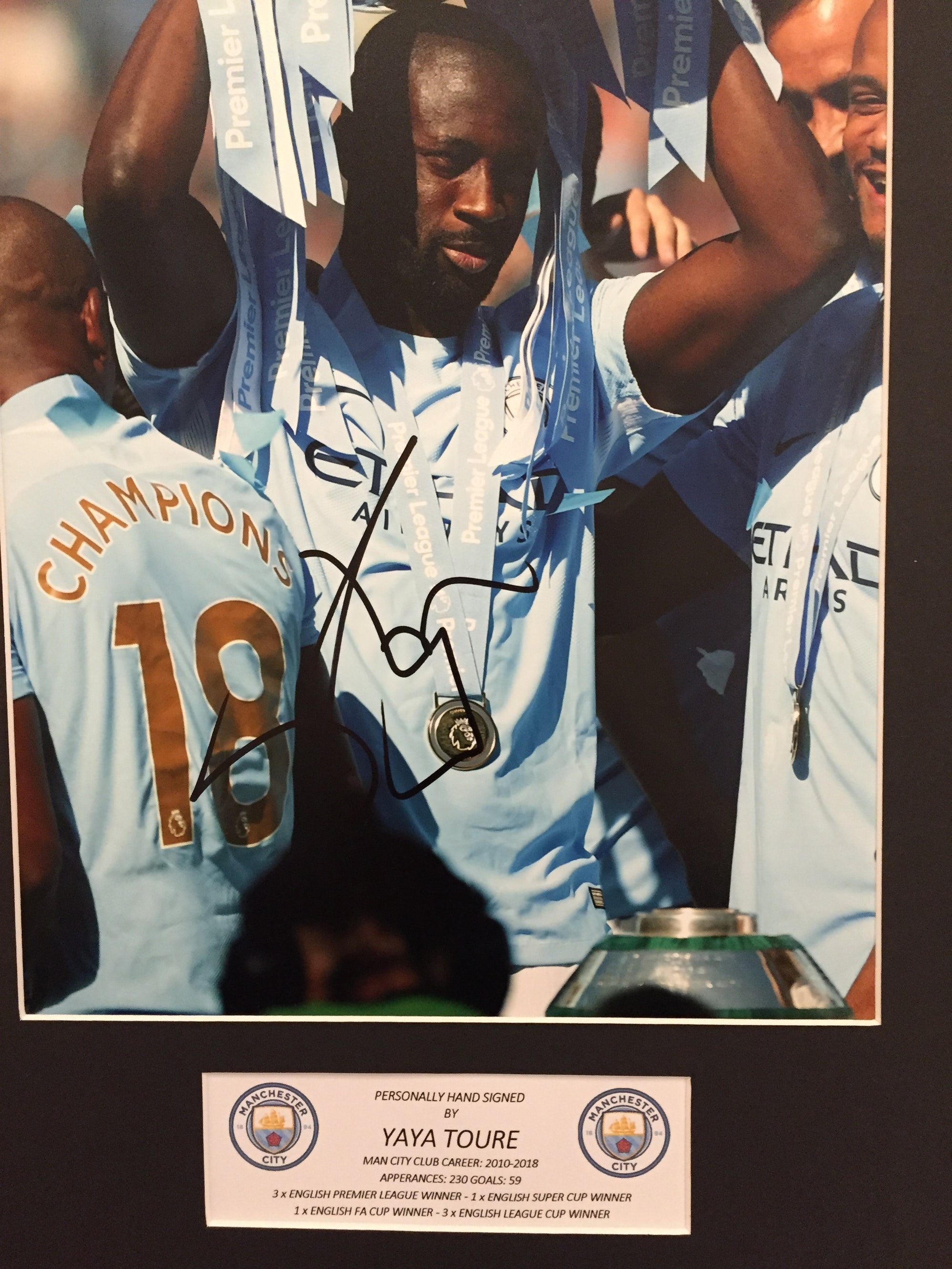 MANCHESTER CITY - YAYA TOURE - SIGNERT BILDE MED EKTEHETSGARANTI/COA