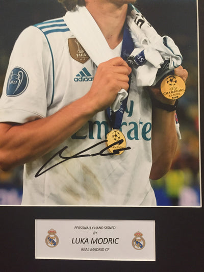 LUKA MODRIC - SIGNERT BILDE MED EKTEHETSGARANTI/COA
