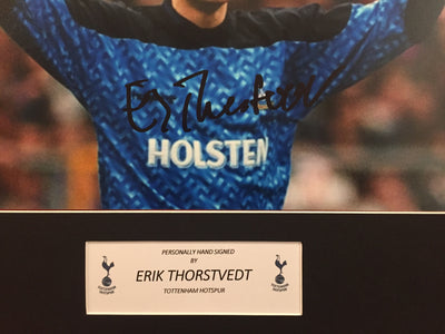 ERIK THORSTVEDT - SIGNERT BILDE MED EKTEHETSBEVIS/COA