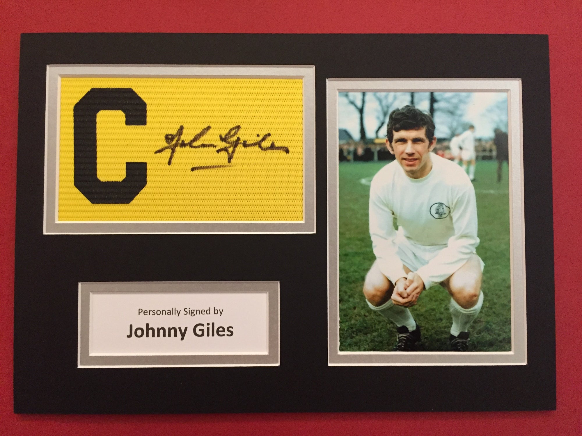 LEEDS - JOHNNY GILES - SIGNERT KAPTEINSBIND MED EKTEHETSGARANTI/COA