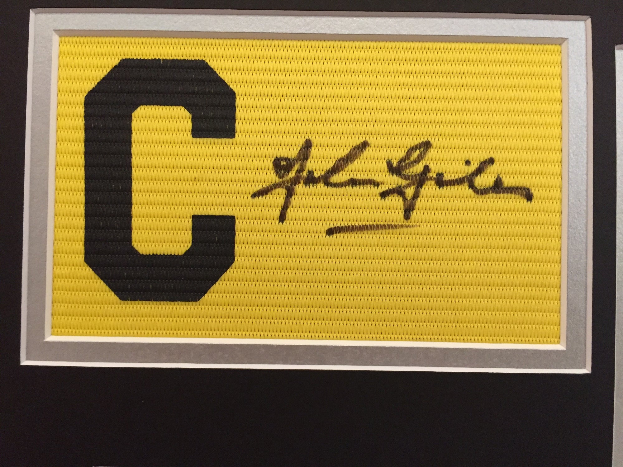 LEEDS - JOHNNY GILES - SIGNERT KAPTEINSBIND MED EKTEHETSGARANTI/COA