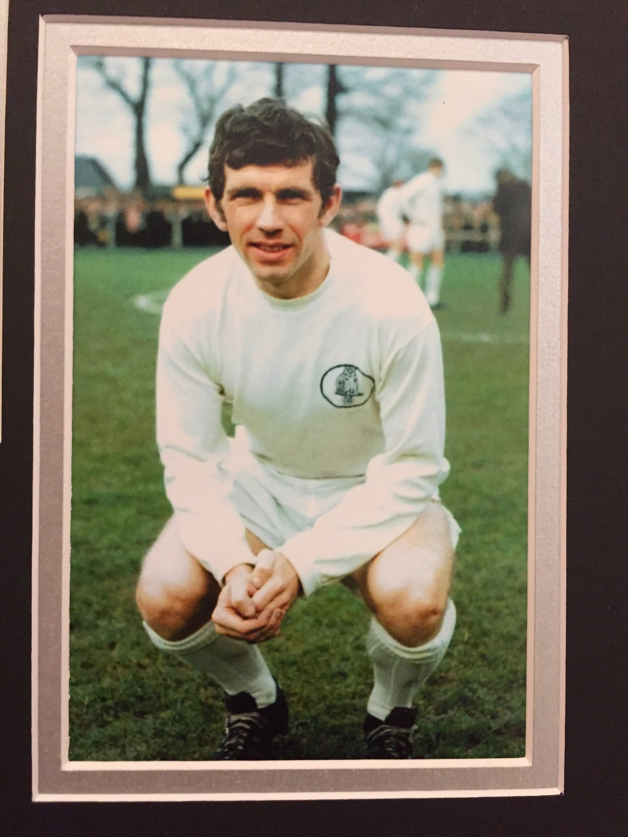 LEEDS - JOHNNY GILES - SIGNERT KAPTEINSBIND MED EKTEHETSGARANTI/COA