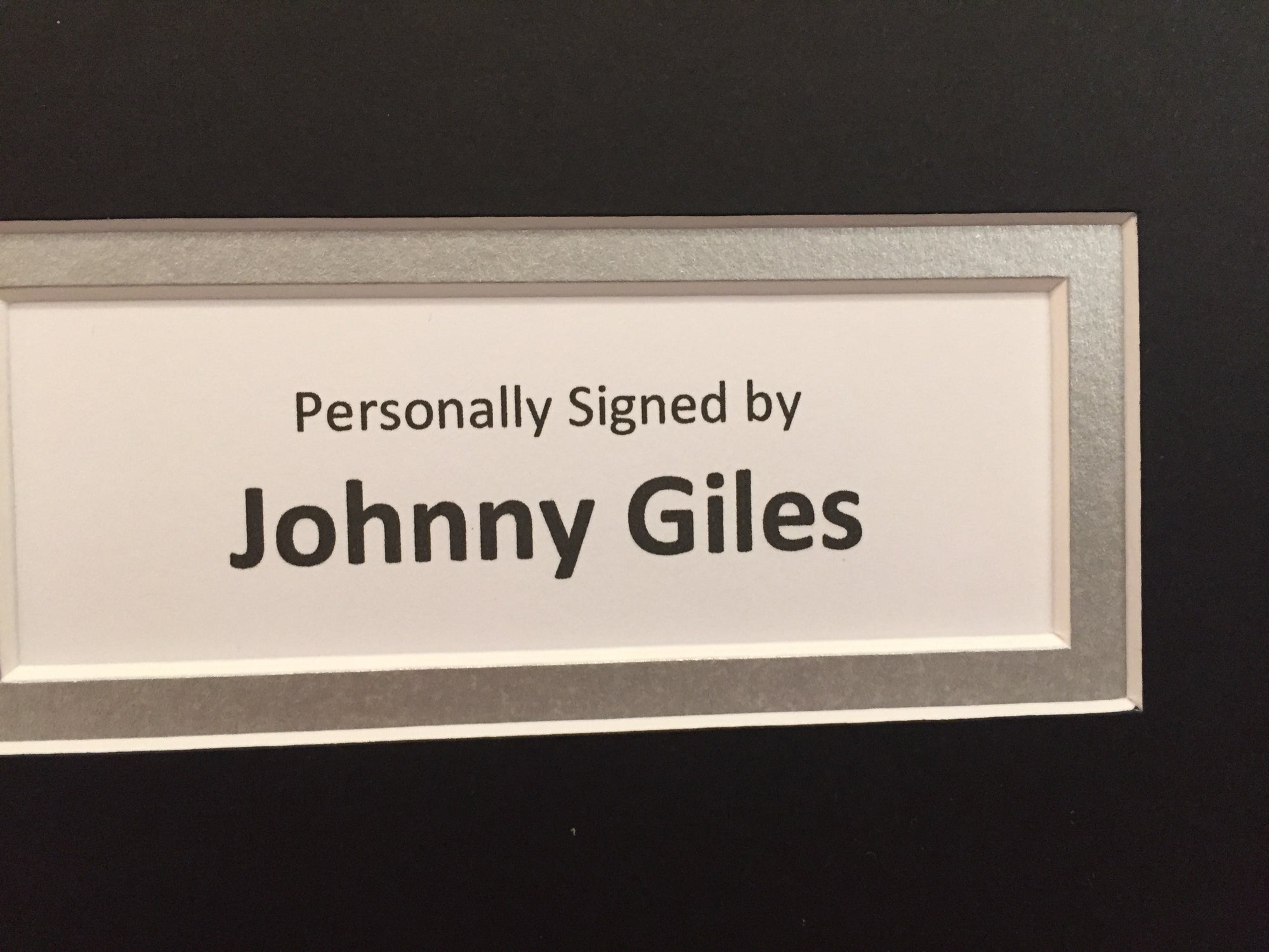 LEEDS - JOHNNY GILES - SIGNERT KAPTEINSBIND MED EKTEHETSGARANTI/COA