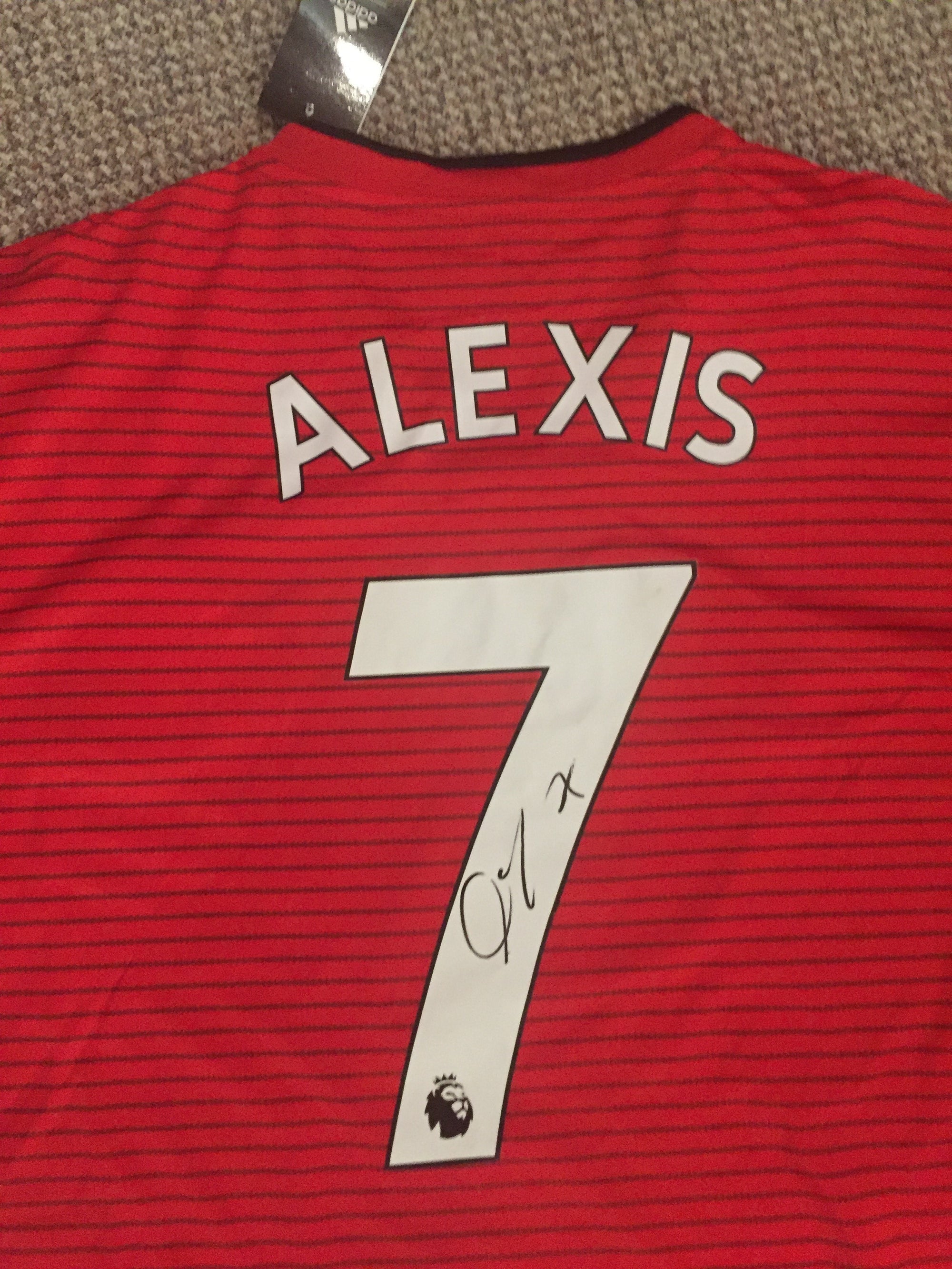 ALEXIS SANCHEZ - SIGNERT DRAKT MED EKTEHETSBEVIS/COA