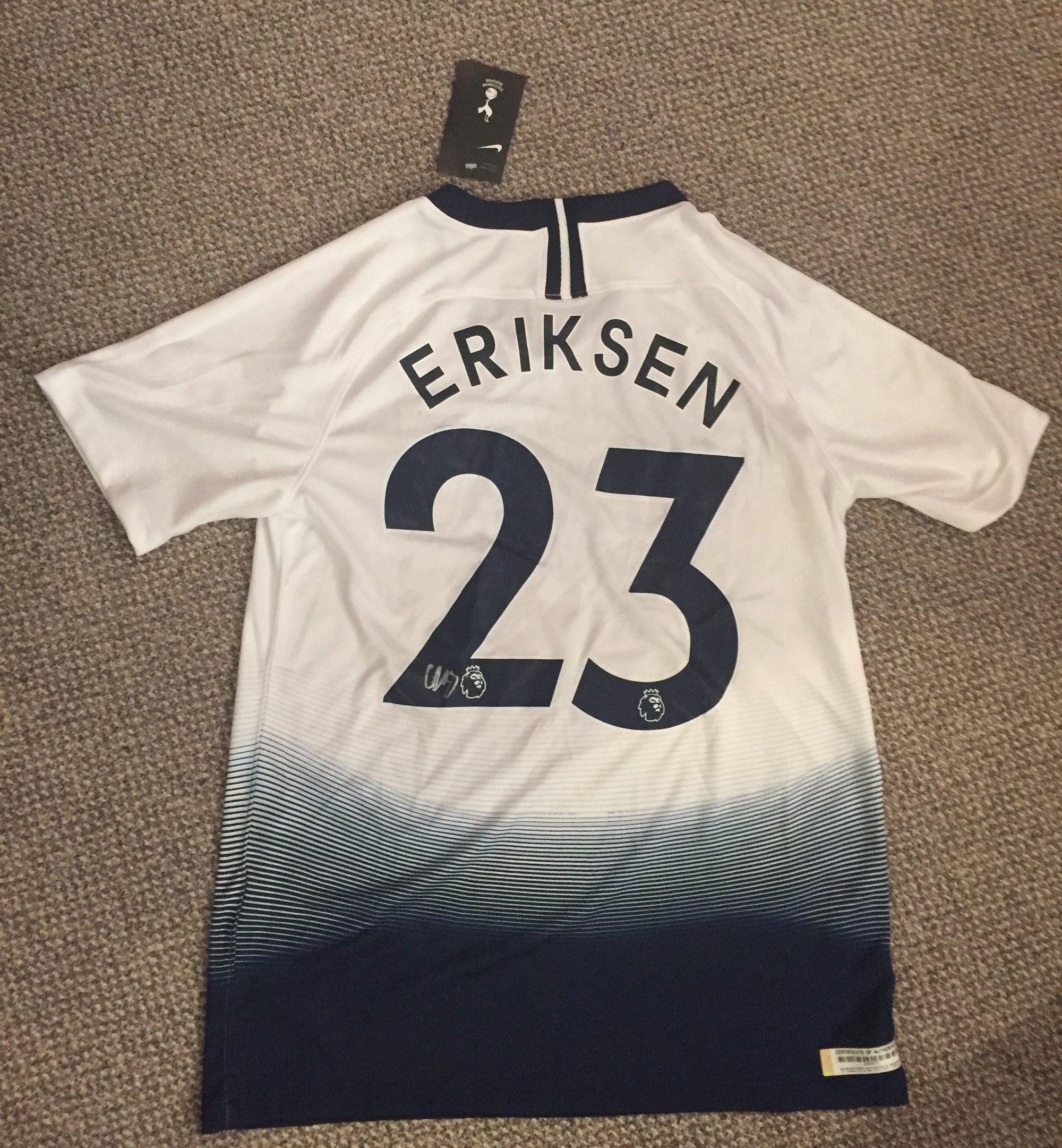 CHRISTIAN ERIKSEN - SIGNERT DRAKT MED EKTEHETSBEVIS/COA