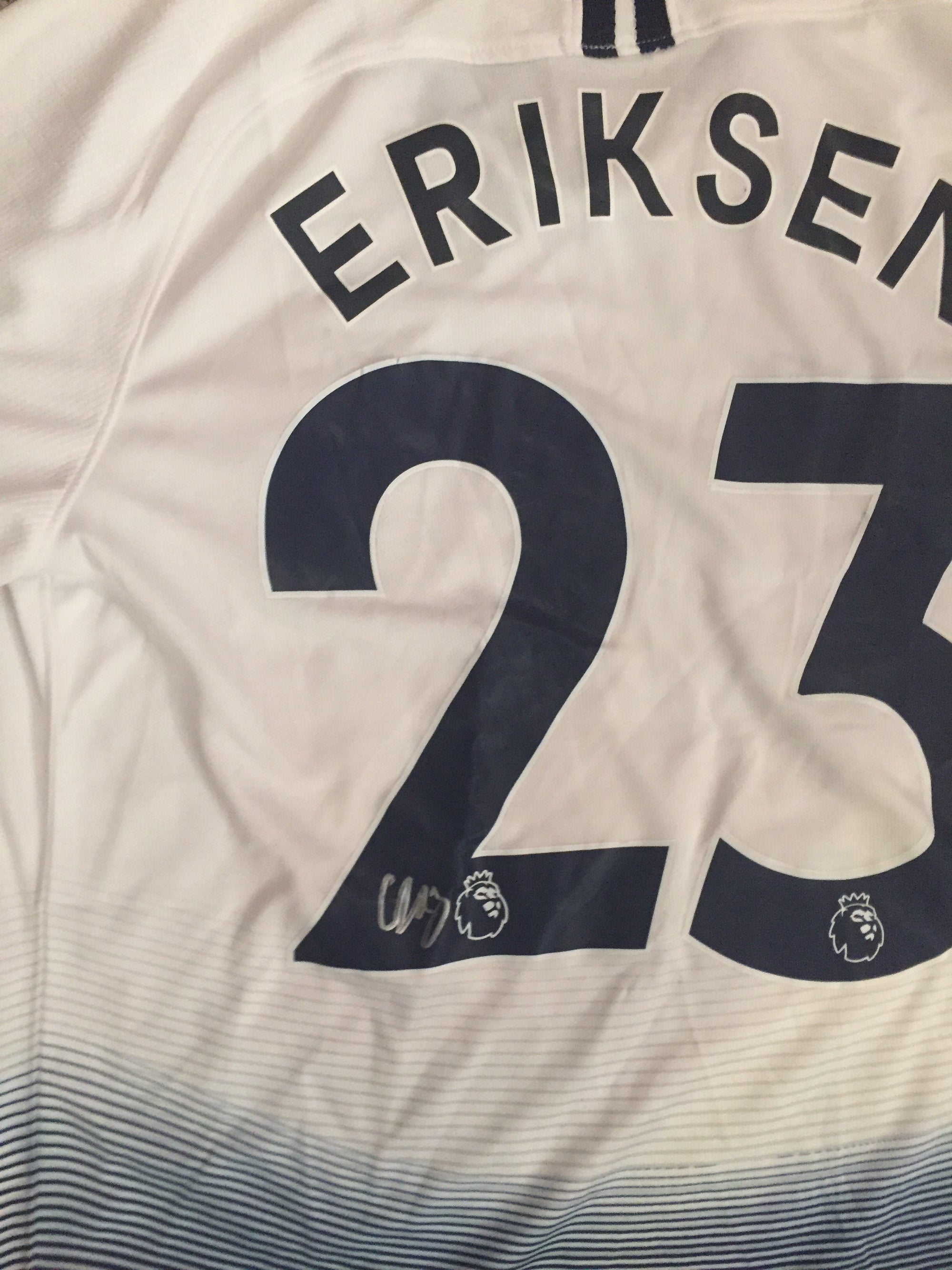CHRISTIAN ERIKSEN - SIGNERT DRAKT MED EKTEHETSBEVIS/COA