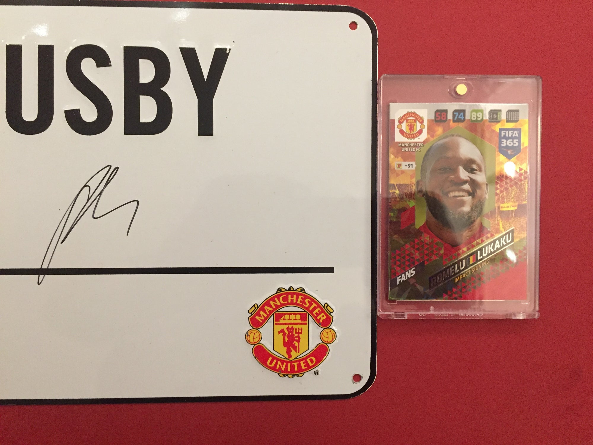 ROMELU LUKAKU - SIGNERT "MATT BUSBY ROAD" SKILT MED EKTEHETSBEVIS/COA