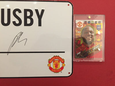 ROMELU LUKAKU - SIGNERT "MATT BUSBY ROAD" SKILT MED EKTEHETSBEVIS/COA